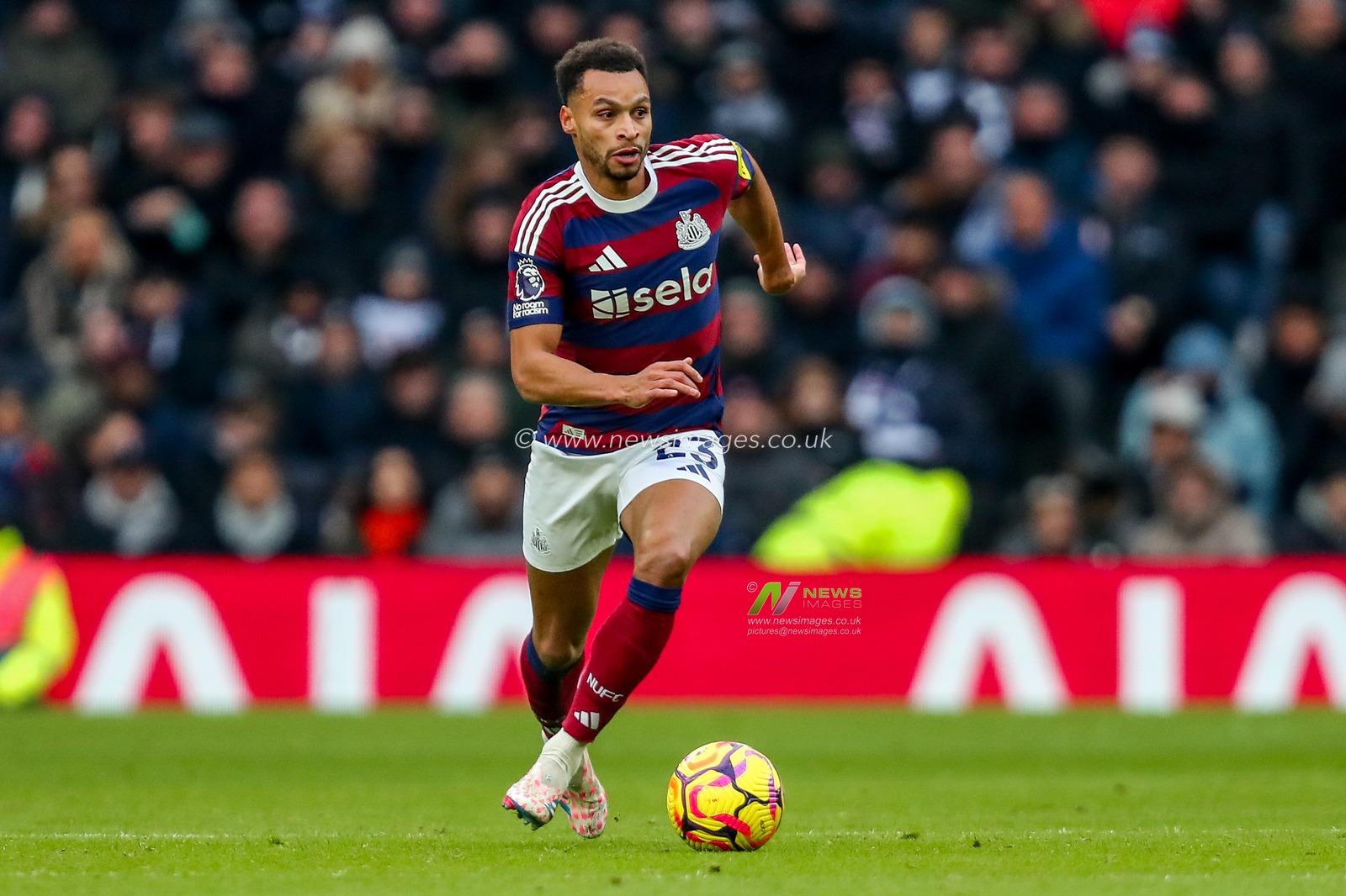 Jacob Murphy of Newcastle United runs with the ball during the Premier League match Tottenham Hotspur vs Newcastle United at Tottenham Hotspur Stadium, London, United Kingdom, 4th January 2025

(Photo by Izzy Poles/News Images)