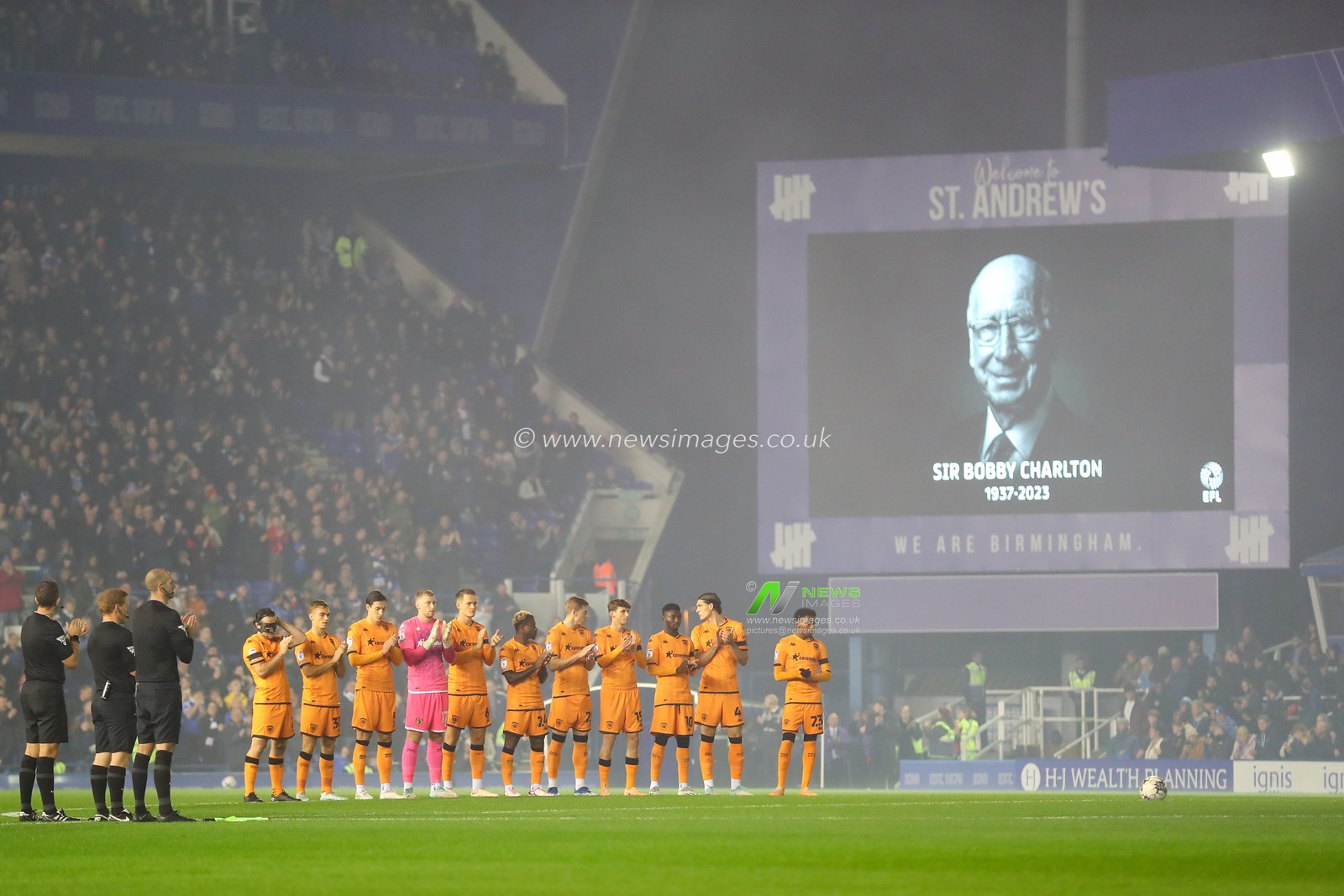 Hull City players take part in a minutes applause for the late Sir Bobby Charlton during the Sky Bet Championship match Birmingham City vs Hull City at St Andrews, Birmingham, United Kingdom, 25th October 2023

(Photo by Gareth Evans/News Images)