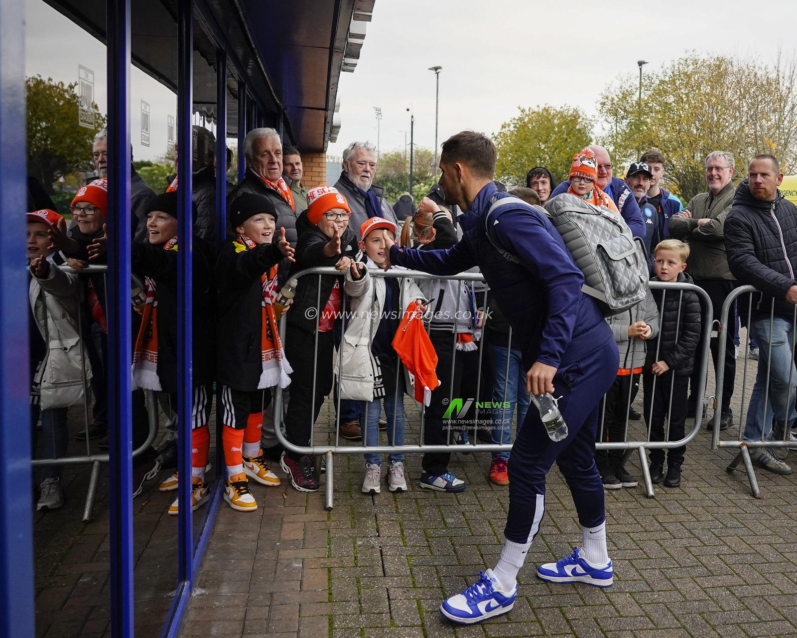 Jerry Yates #9 of Blackpool high fives young fans when he arrives at the stadium before the Sky Bet Championship match Wigan Athletic vs Blackpool at DW Stadium, Wigan, United Kingdom, 12th November 2022

(Photo by Steve Flynn/News Images)