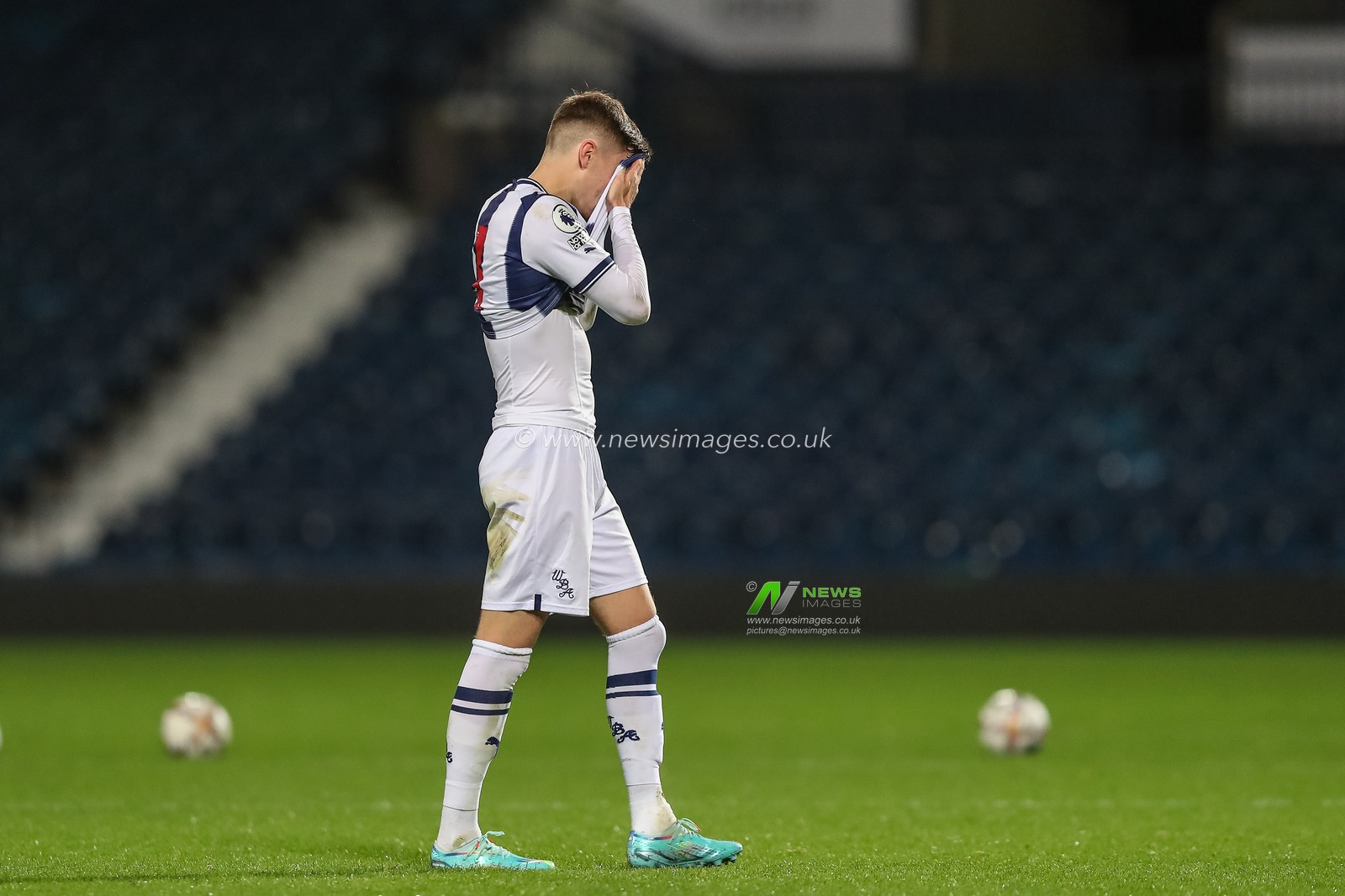 Zac Ashworth #26 of West Bromwich Albion looks dejected after defeat in the Premier League 2 U23 match West Bromwich Albion U23 vs Nottingham ForestU 23 at The Hawthorns, West Bromwich, United Kingdom, 7th November 2022

(Photo by Gareth Evans/News Images)