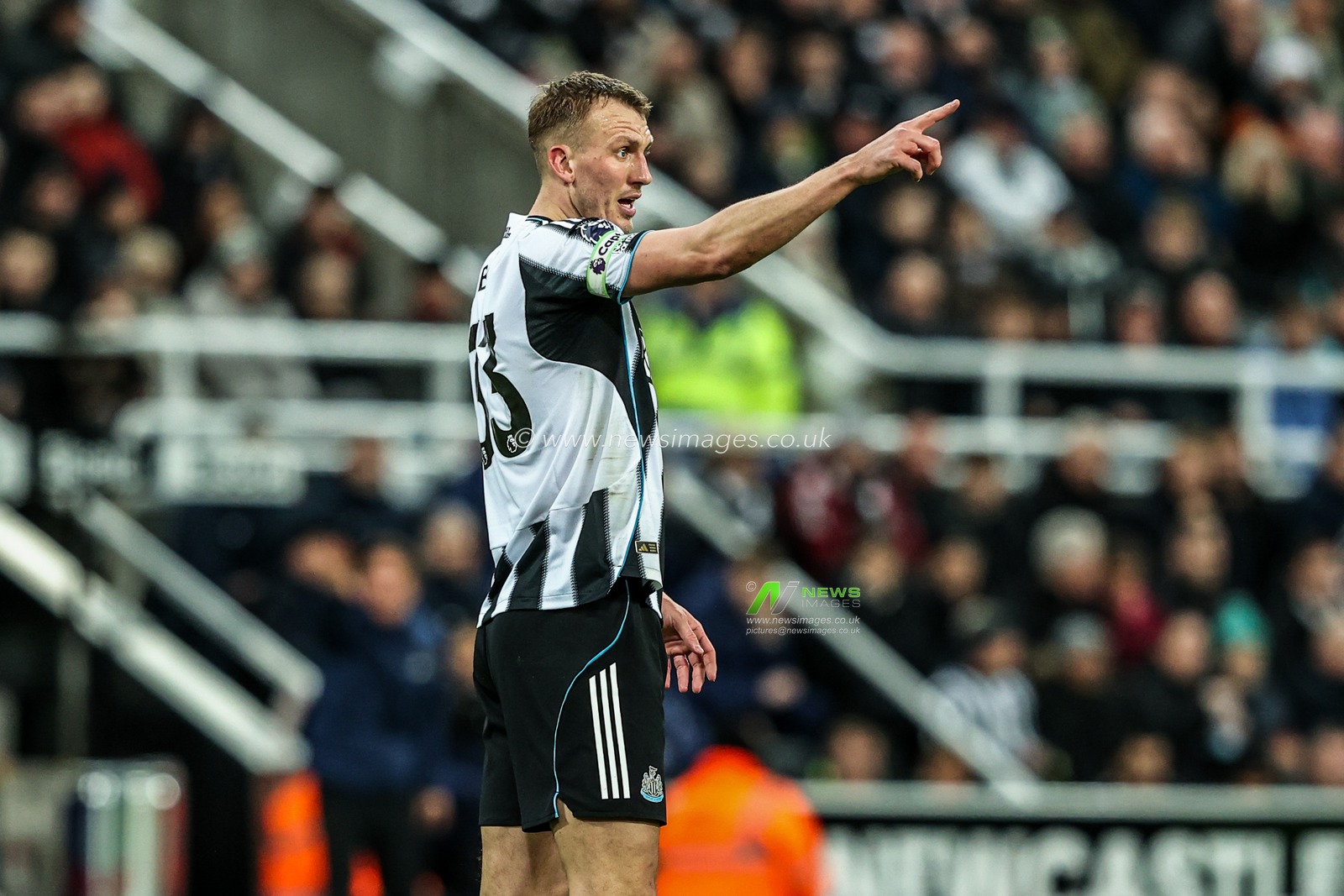 Dan Burn of Newcastle United gives his team instructions during the Premier League match Newcastle United vs Tottenham Hotspur at St. James's Park, Newcastle, United Kingdom, 2nd December 2025

(Photo by Alfie Cosgrove/News Images)

*** GER AUT SUI OUT ***