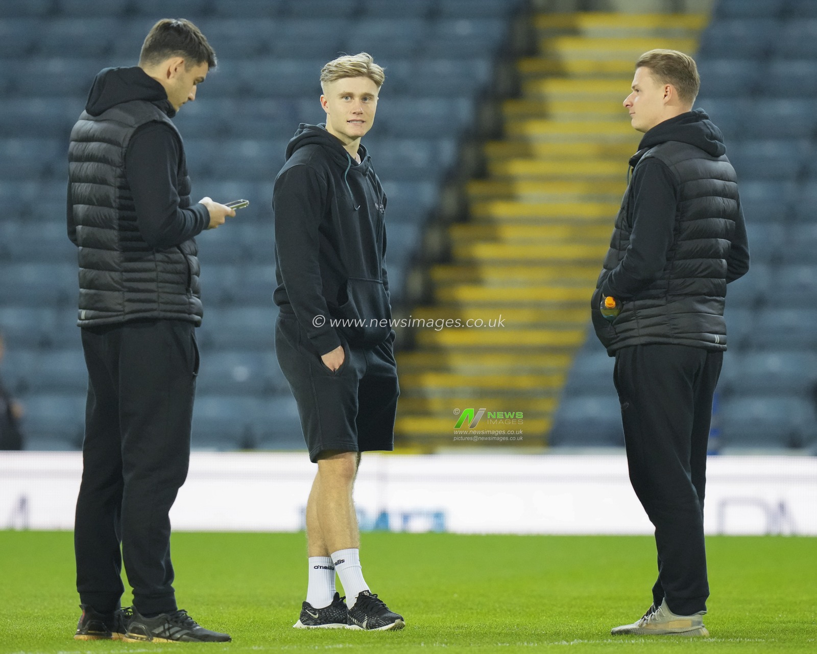 Sam Bell #20 of Bristol City speaks with team mates as he inspects the pitch before the Sky Bet Championship match Blackburn Rovers vs Bristol City at Ewood Park, Blackburn, United Kingdom, 12th December 2023

(Photo by Steve Flynn/News Images)
