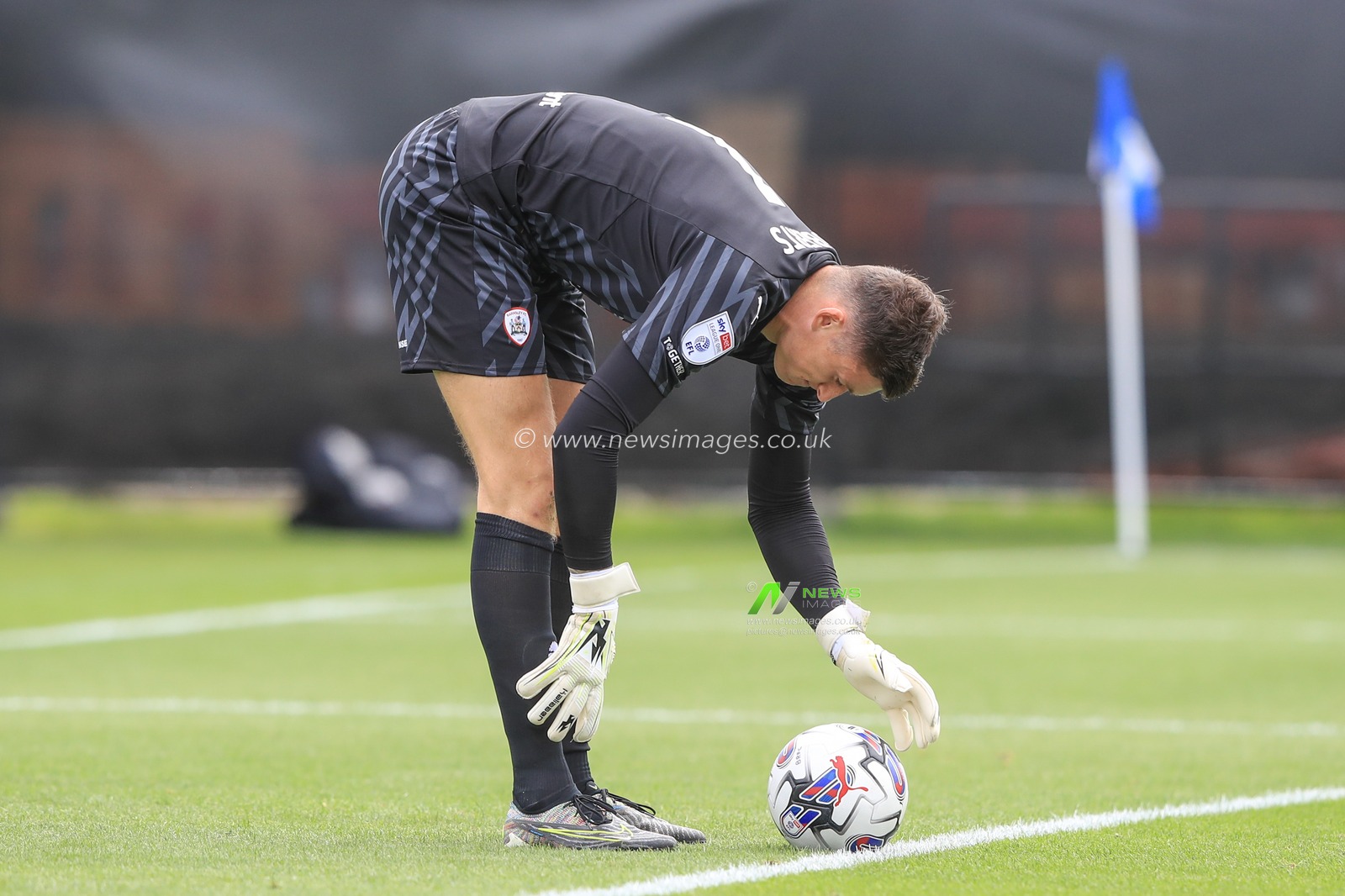Liam Roberts #1 of Barnsley prepares to take a goal kick during the Sky Bet League 1 match Bristol Rovers vs Barnsley at Memorial Stadium, Bristol, United Kingdom, 12th August 2023

(Photo by Alfie Cosgrove/News Images)