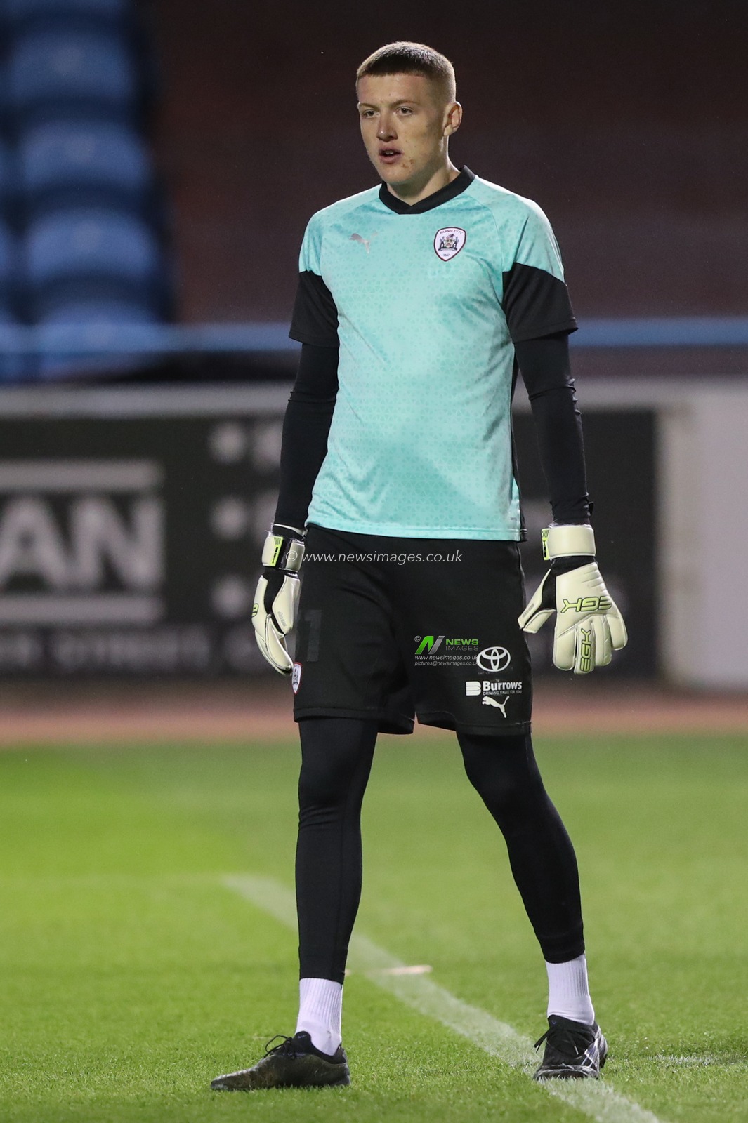 Rogan Ravenhill of Barnsley in the pregame warmup session during the Sky Bet League 1 match Carlisle United vs Barnsley at Brunton Park, Carlisle, United Kingdom, 12th March 2024

(Photo by Alfie Cosgrove/News Images)
