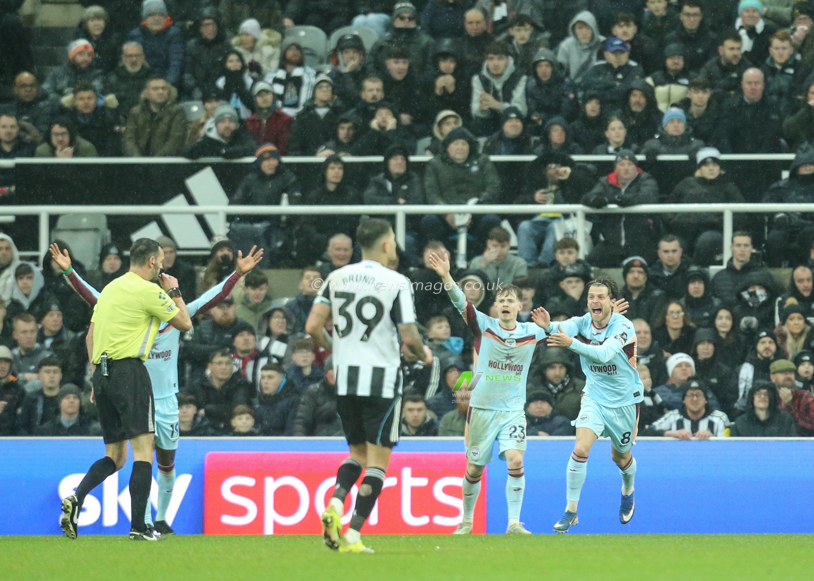 Mathias Jensen of Brentford appeals for a penalty during the Premier League match Newcastle Untied vs Brentford at St. James's Park, Newcastle, United Kingdom on 07 February 2026

(Photo by Richard Bierton/News Images)