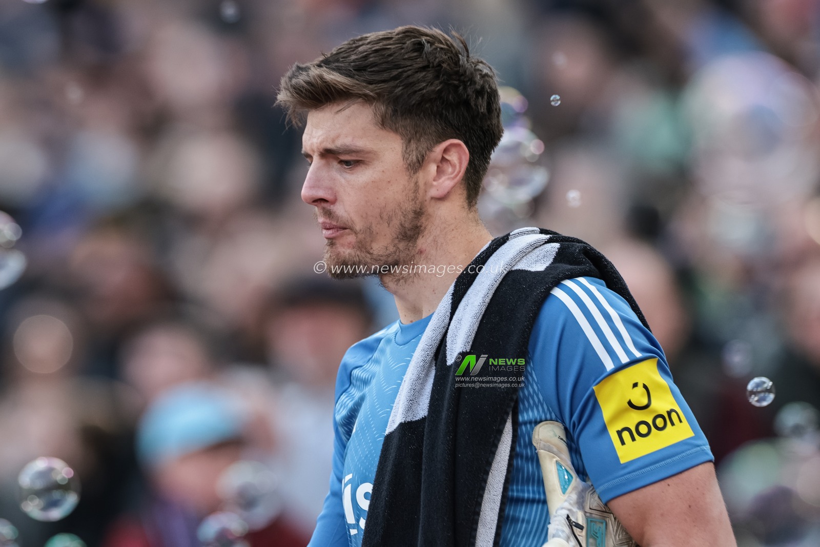 Nick Pope of Newcastle Untied walks out for kickoff during the Premier League match West Ham United vs Newcastle United at London Stadium, London, United Kingdom, 2nd November 2025

(Photo by Mark Cosgrove/News Images)

*** GER AUT SUI OUT ***