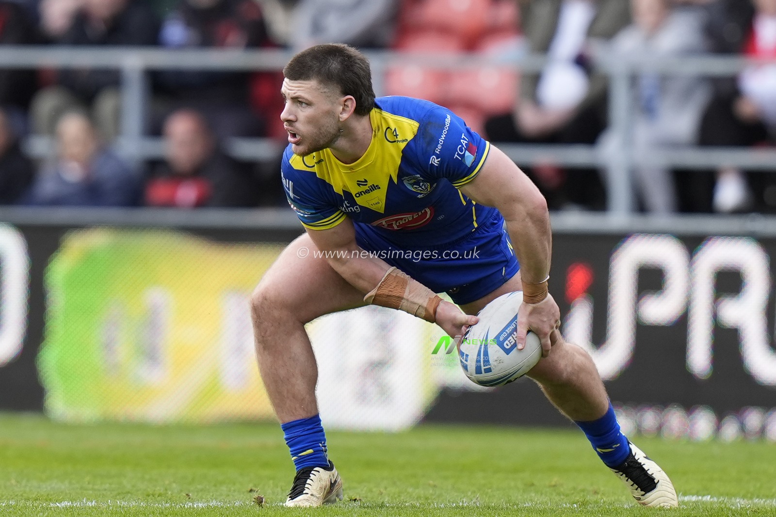 Danny Walker of Warrington Wolves passes the ball during the Betfred Challenge Cup Quarter Final match St Helens vs Warrington Wolves at Totally Wicked Stadium, St Helens, United Kingdom, 14th April 2024

(Photo by Steve Flynn/News Images)