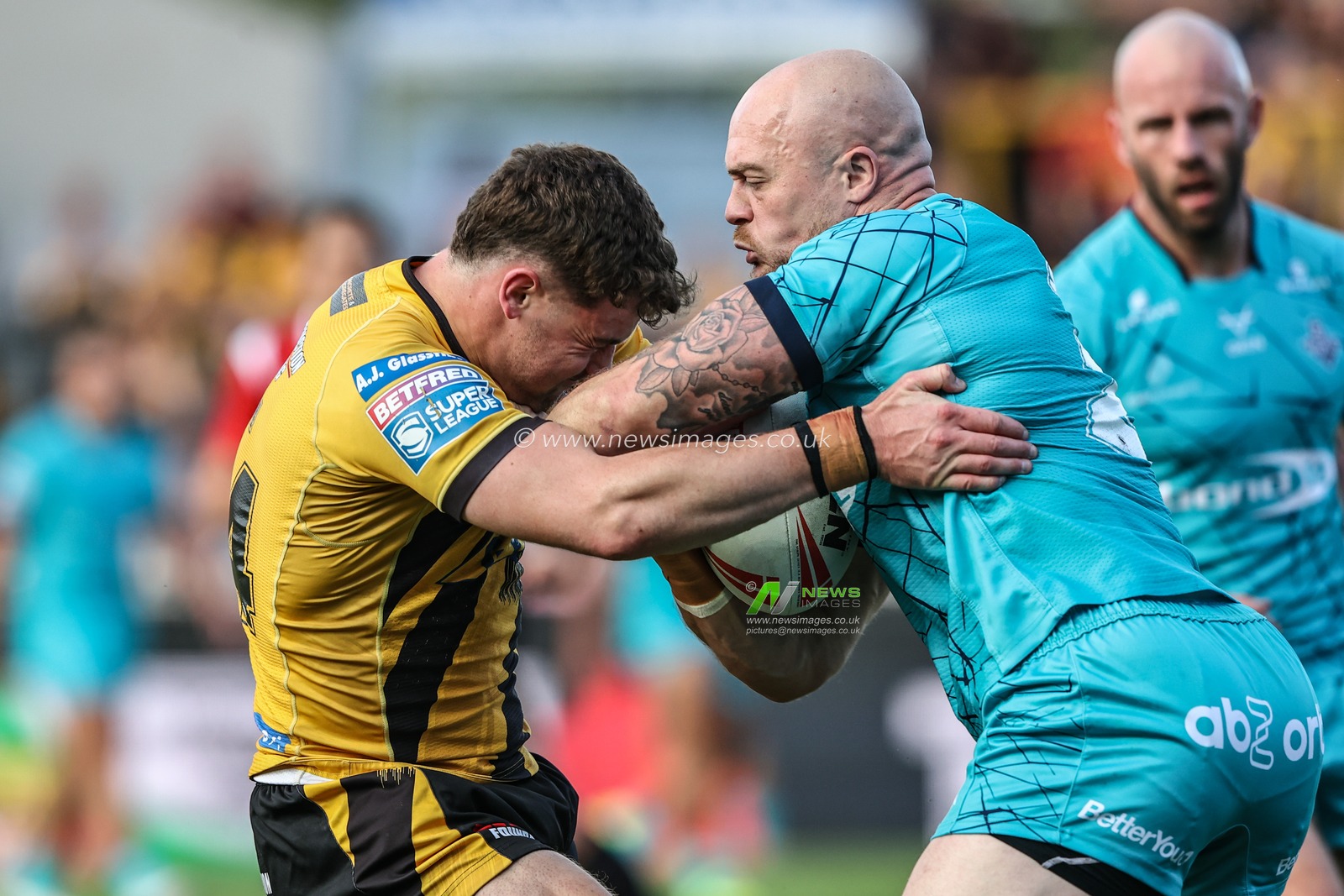 Josh Simm of Castleford Tigers and Adam Swift of Huddersfield Giants battle for the ball during the Betfred Super League round 17 match Castleford Tigers vs Huddersfield Giants at The Mend-A-Hose Jungle, Castleford, United Kingdom, 3rd July 2025

(Photo by Alfie Cosgrove/News Images)