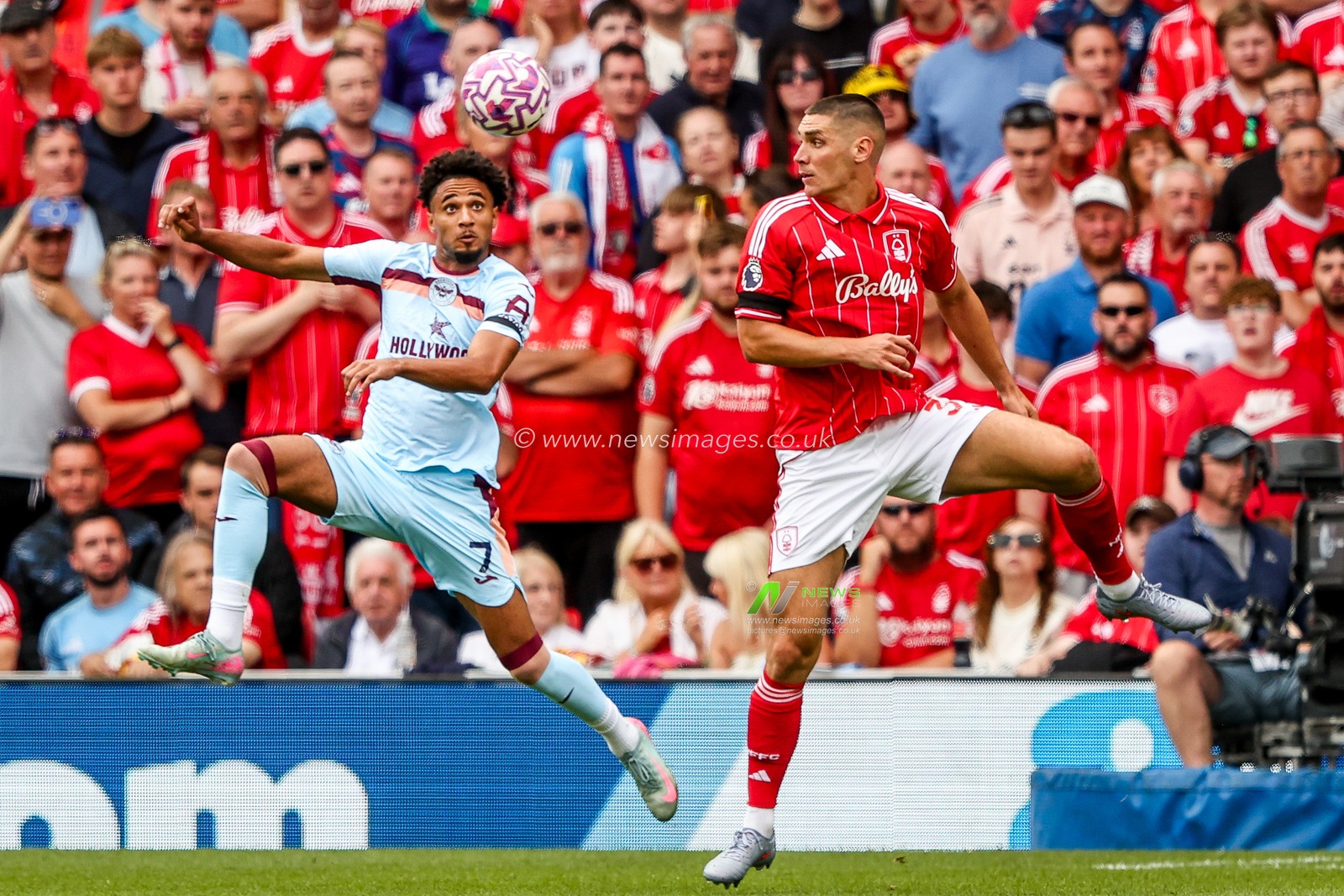 Kevin Schade of Brentford battles for the ball with Nikola Milenkovic of Nottingham Forest during the Premier League match Nottingham Forest vs Brentford at City Ground, Nottingham, United Kingdom, 17th August 2025

(Photo by Alfie Cosgrove/News Images)