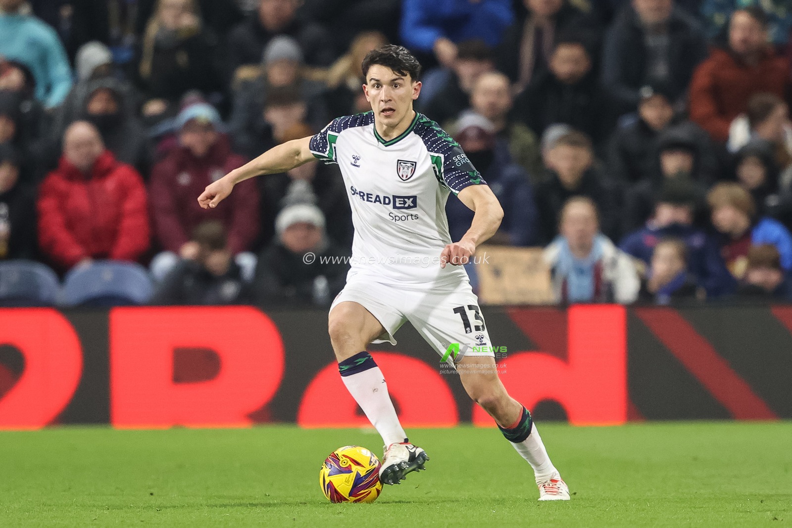 Luke O'Nien of Sunderland with the ball during the Sky Bet Championship match Burnley vs Sunderland at Turf Moor, Burnley, United Kingdom, 17th January 2025

(Photo by Alfie Cosgrove/News Images)