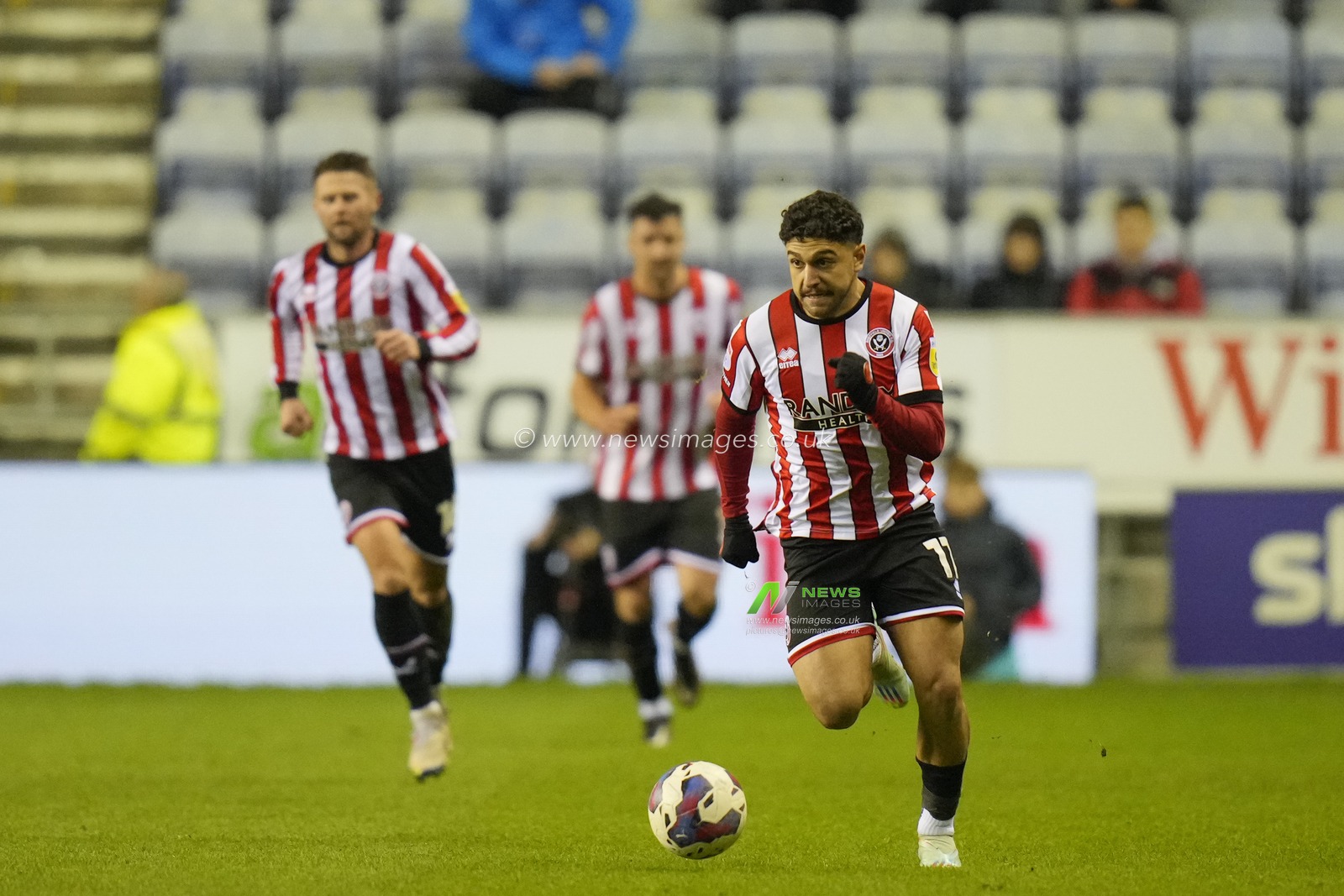 Reda Khadra #11 of Sheffield United makes a break during the Sky Bet Championship match Wigan Athletic vs Sheffield United at DW Stadium, Wigan, United Kingdom, 19th December 2022

(Photo by Steve Flynn/News Images)