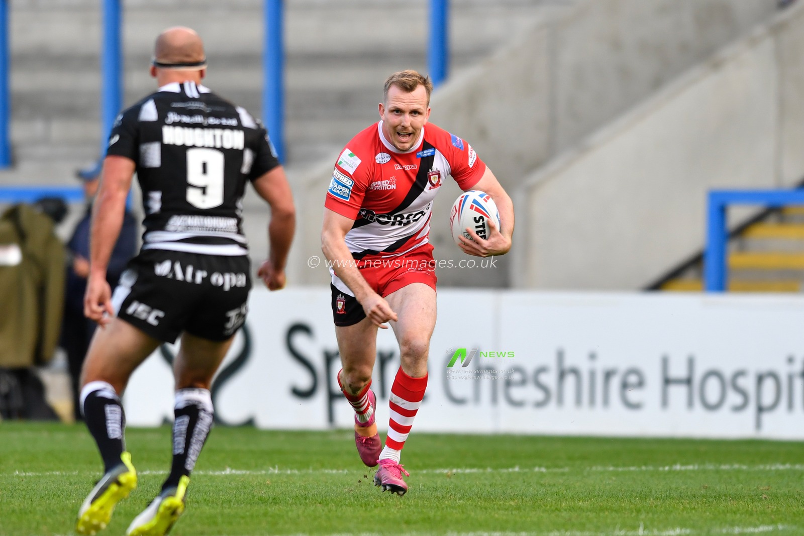 Dan Sarginson (4) of Salford Red Devils runs forward with the ball