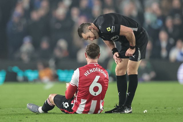 Referee Jarred Gillett checks on injured Jordan Henderson of Brentford during the Premier League match Leeds United vs Brentford at Elland Road, Leeds, United Kingdom on 21 March 2026

(Photo by Mark Cosgrove/News Images)