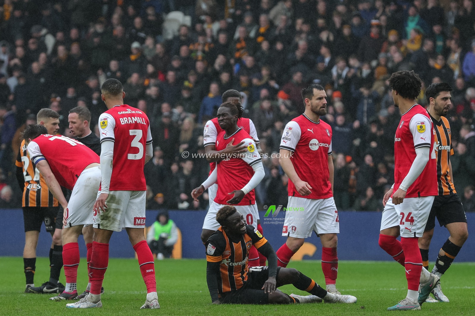 Referee David Webb awards a red card to Domingos Quina #40 of Rotherham United in the second half of the Sky Bet Championship match Hull City vs Rotherham United at MKM Stadium, Hull, United Kingdom, 1st April 2023

(Photo by James Heaton/News Images)