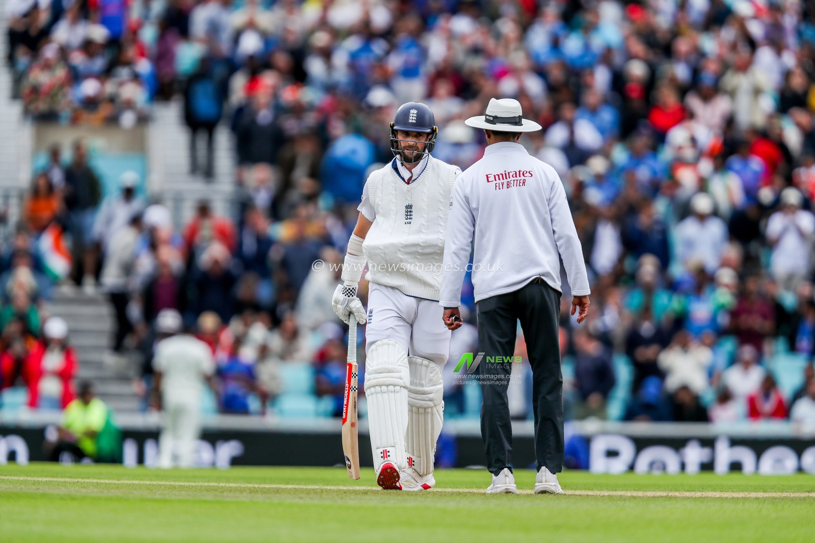 Chris Woakes of England takes to the field to bat with one arm injured during the 5th Rothesay Test Match day 5 England v India at The Kia Oval, London, United Kingdom, 4th August 2025

(Photo by Izzy Poles/News Images)