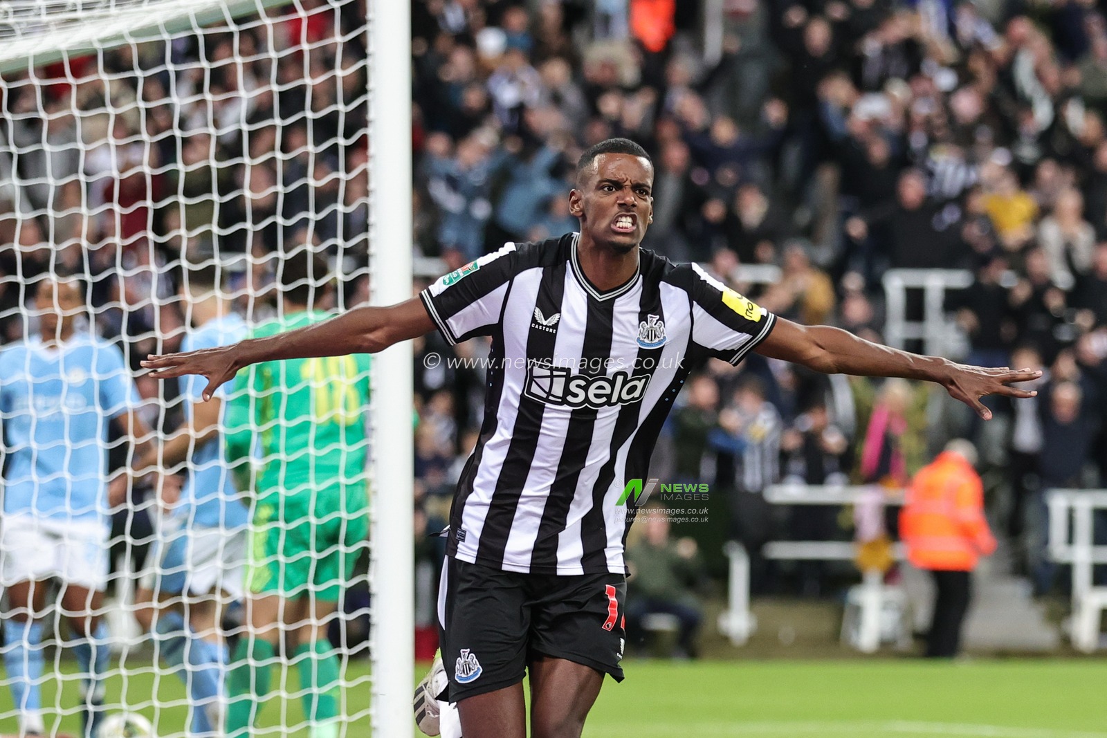 Alexander Isak #14 of Newcastle United celebrates his goal to make it 1-0 during the Carabao Cup Third Round match Newcastle United vs Manchester City at St. James's Park, Newcastle, United Kingdom, 27th September 2023

(Photo by Mark Cosgrove/News Images)