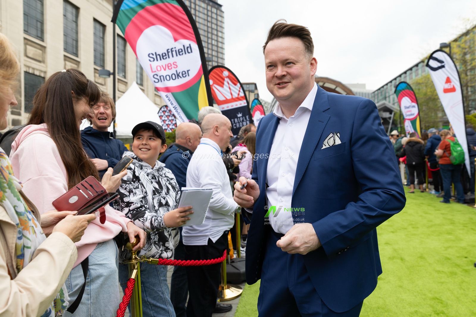 Shaun Murphy meets fans during the 2025 Halo World Snooker Championship press conference at Crucible Theatre, Sheffield, United Kingdom, 18th April 2025

(Photo by Alex Roebuck/News Images)