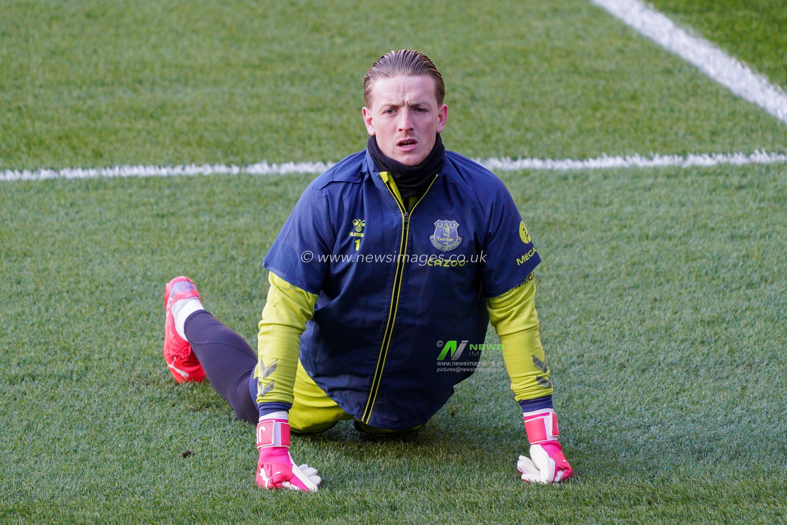 Jordan Pickford #1 of Everton warming up