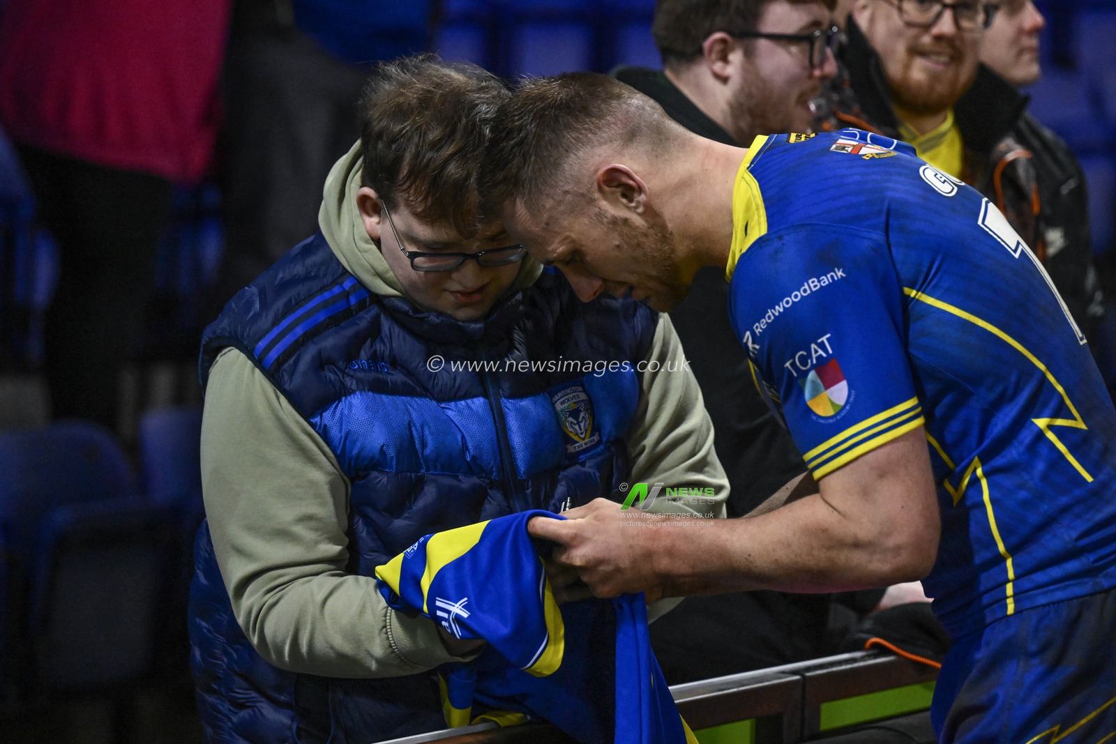 Ben Currie of Warrington Wolves signs a fans shirt after the game during the Betfred Super League Round 3 match Warrington Wolves vs Castleford Tigers at Halliwell Jones Stadium, Warrington, United Kingdom, 1st March 2024

(Photo by Craig Thomas/News Images)
