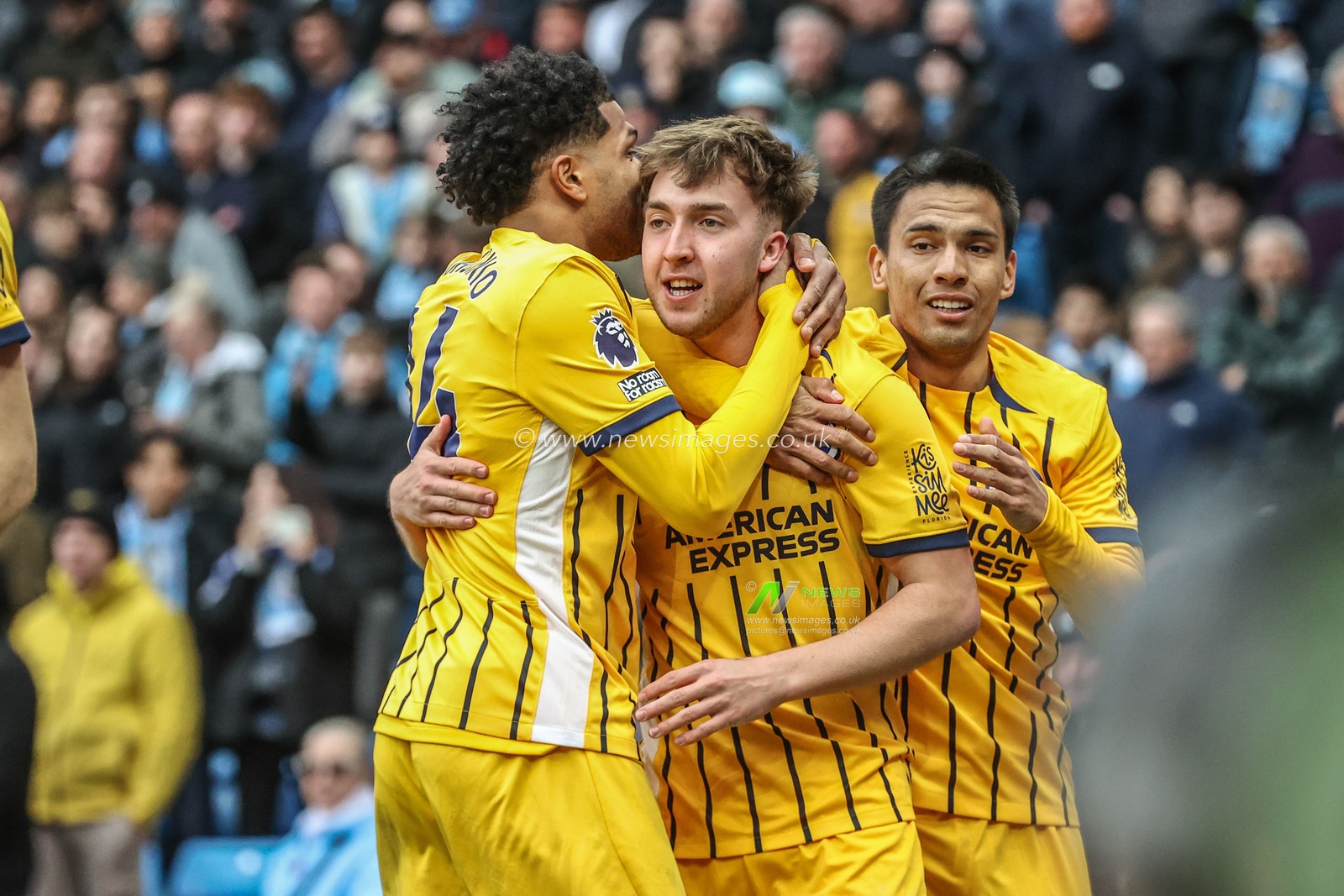 Jack Hinshelwood of Brighton & Hove Albion celebrates his goal to make it 2-2 during the Premier League match Manchester City vs Brighton and Hove Albion at Etihad Stadium, Manchester, United Kingdom, 15th March 2025

(Photo by Alfie Cosgrove/News Images)