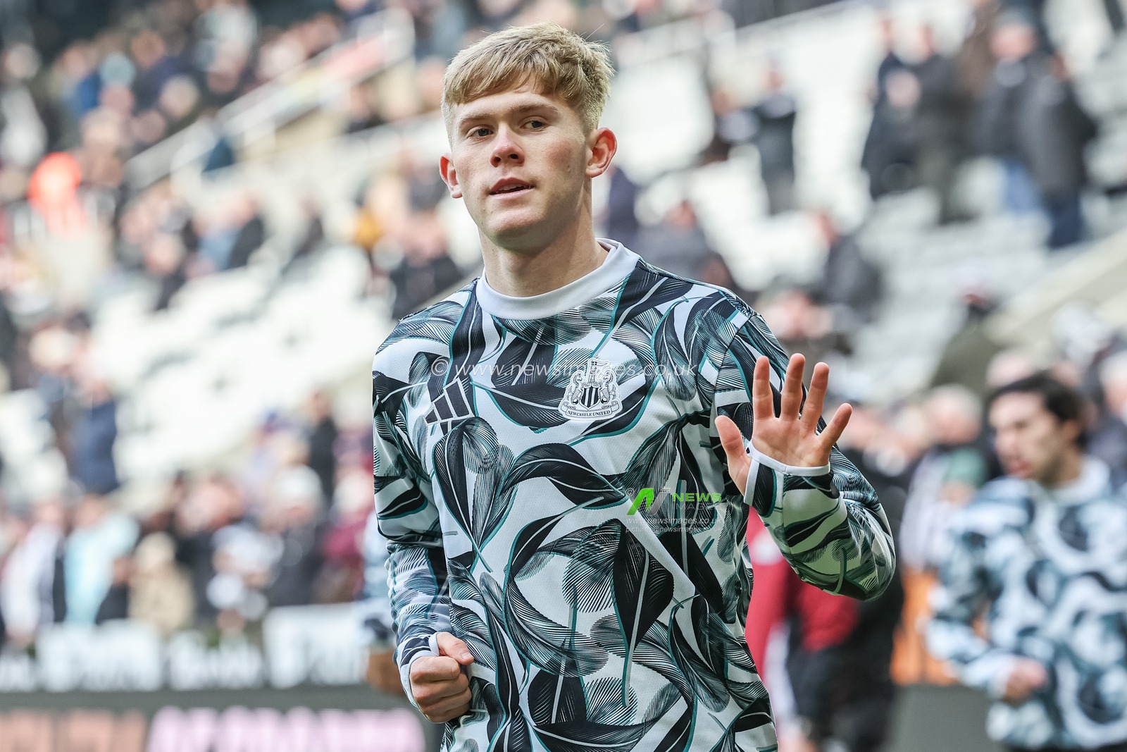 Lewis Hall of Newcastle United waves to the fans in the pregame warmup session during the Premier League match Newcastle United vs Bournemouth at St. James's Park, Newcastle, United Kingdom, 18th January 2025

(Photo by Mark Cosgrove/News Images)