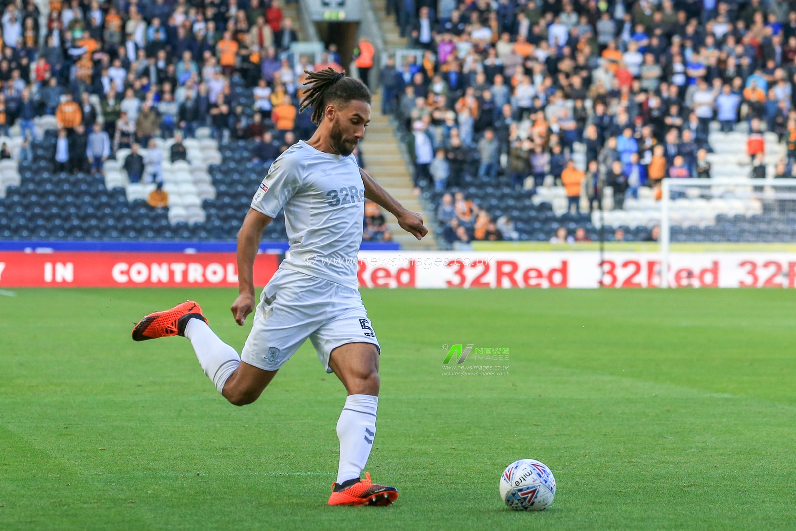 29th September 2018, KCOM Stadium, Hull , England; Sky Bet Championship, Hull City v Middlesbrough ; Ryan Shotton (05) of Middlesbrough crosses the ball

Credit:   Mark Cosgrove/News Images

English Football League images are subject to DataCo Licence