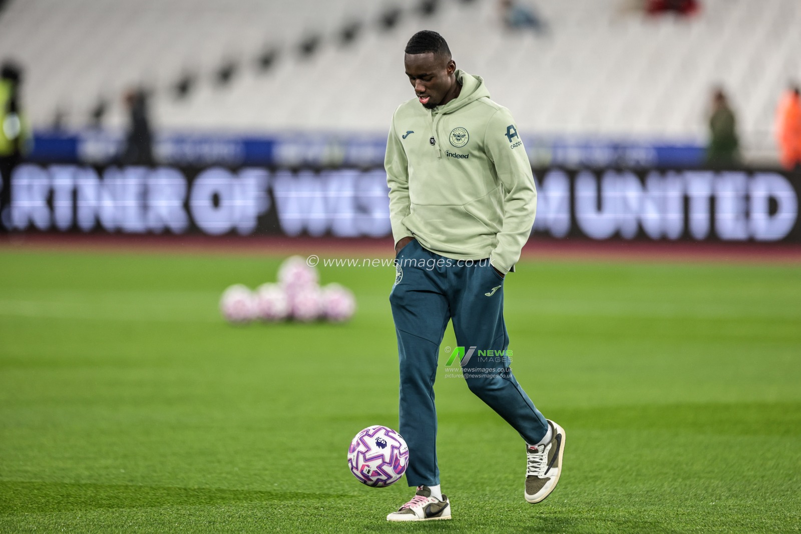 Michael Kayode of Brentford arrives during the Premier League match West Ham United vs Brentford at London Stadium, London, United Kingdom, 20th October 2025

(Photo by Mark Cosgrove/News Images)