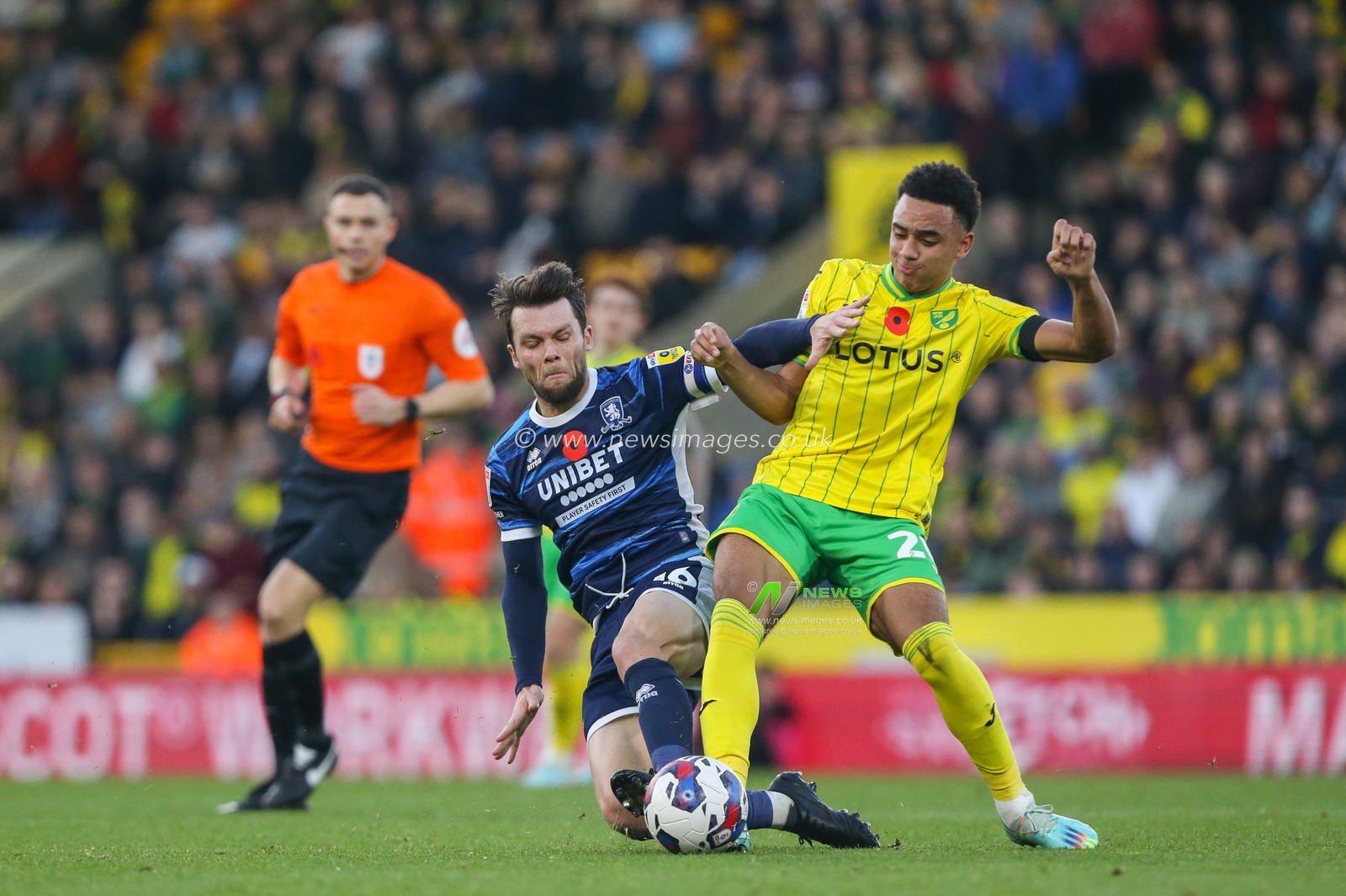 Jonathan Howson #16 of Middlesbrough tackles Aaron Ramsey #20 of Norwich City during the Sky Bet Championship match Norwich City vs Middlesbrough at Carrow Road, Norwich, United Kingdom, 12th November 2022

(Photo by Arron Gent/News Images)