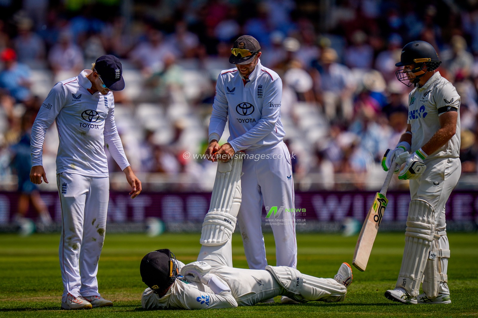 Devon Conway of New Zealand goes down with cramp and is helped by England captain Ben Stokes during the 3rd Rothesay Test Match Day 1 match England vs New Zealand at Trent Bridge, Nottingham, United Kingdom on 25 June 2026

(Photo by Maynard Manyowa/News Images)