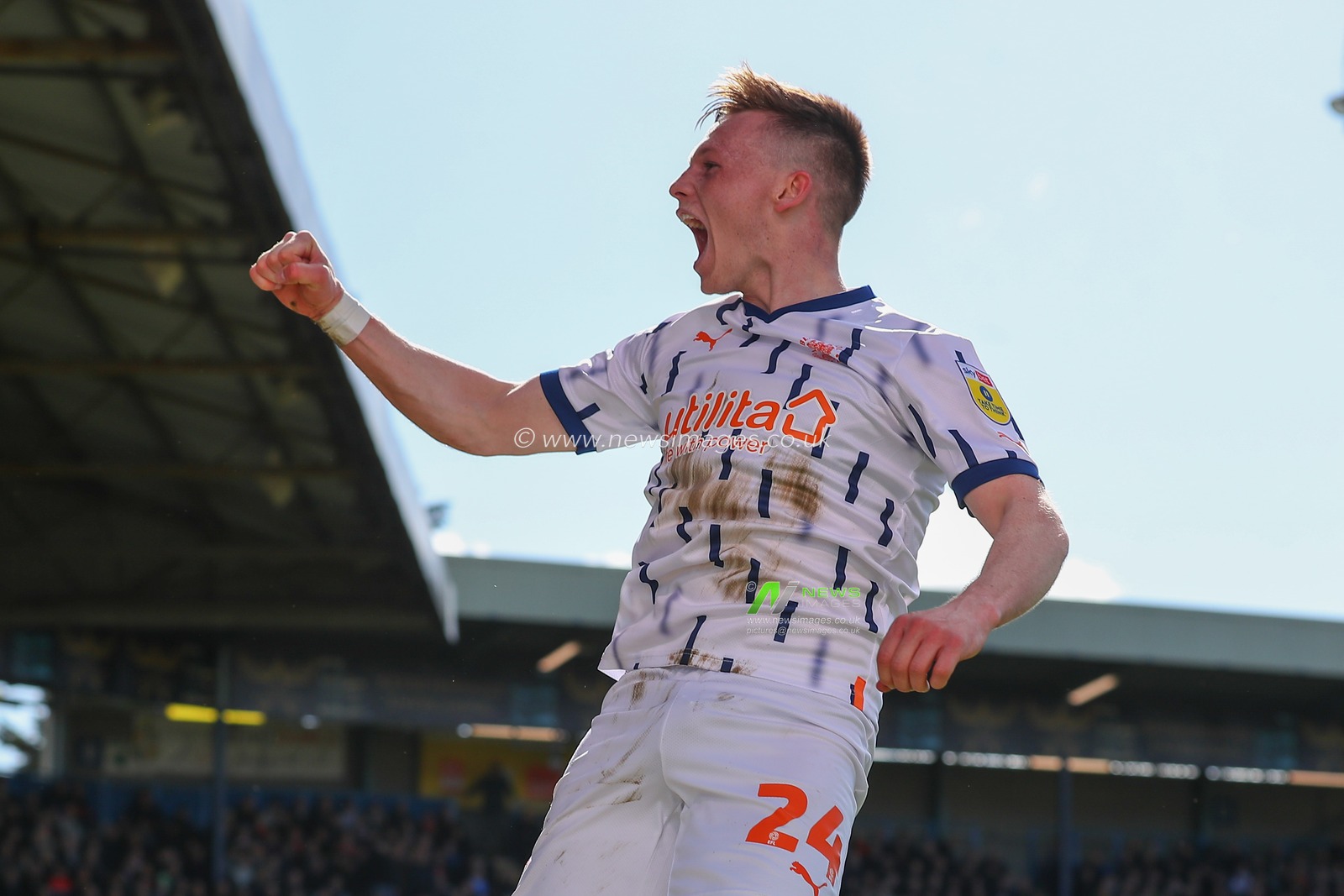 Andy Lyons #24 of Blackpool celebrates his goal to make it 0-1 during the Sky Bet Championship match Luton Town vs Blackpool at Kenilworth Road, Luton, United Kingdom, 10th April 2023

(Photo by Gareth Evans/News Images)