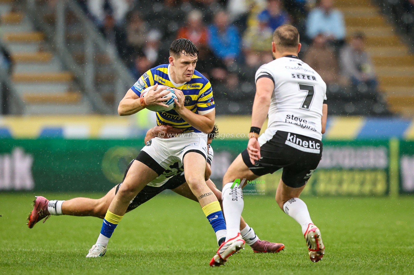 Josh Thewlis of Warrington Wolves during the Betfred Super League round 25 match Hull FC vs Warrington Wolves at MKM Stadium, Hull, United Kingdom on 29 August 2026

(Photo by Alfie Cosgrove/News Images)