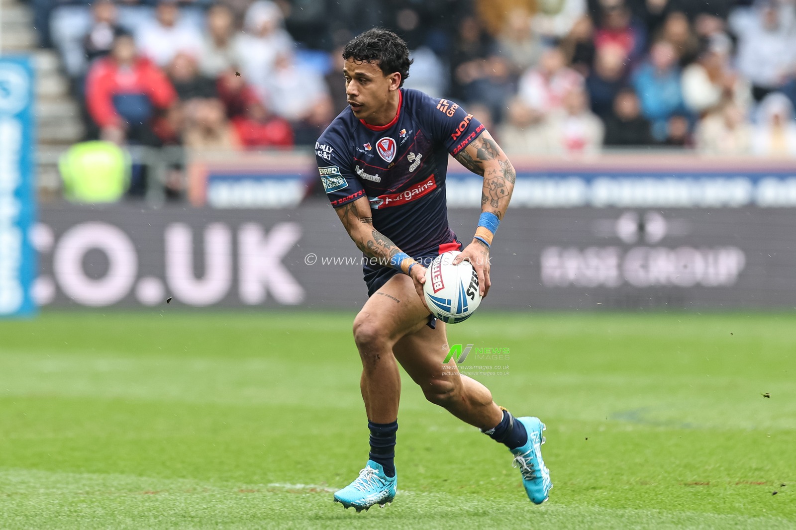Tristan Sailor of St. Helens breaks with the ball during the Betfred Super League Round 8 match Wigan Warriors vs St Helens at The Brick Community Stadium, Wigan, United Kingdom, 18th April 2025

(Photo by Mark Cosgrove/News Images)