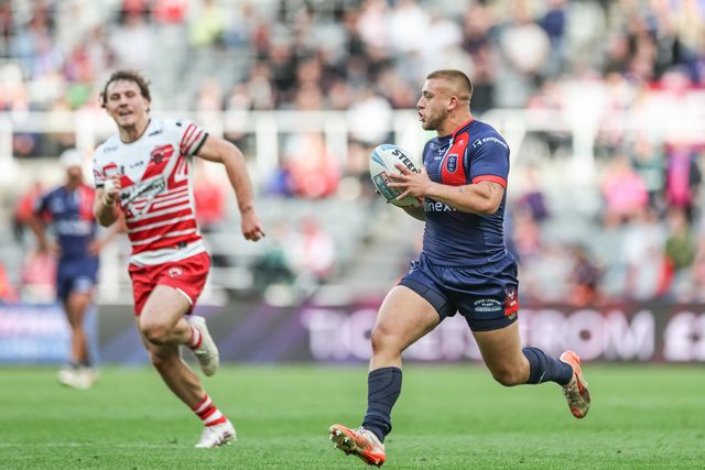 Mikey Lewis of Hull KR breaks with the ball during the Betfred Magic Weekend 2025 match Hull KR vs Salford Red Devils at St. James's Park, Newcastle, United Kingdom, 3rd May 2025

(Photo by Mark Cosgrove/News Images)