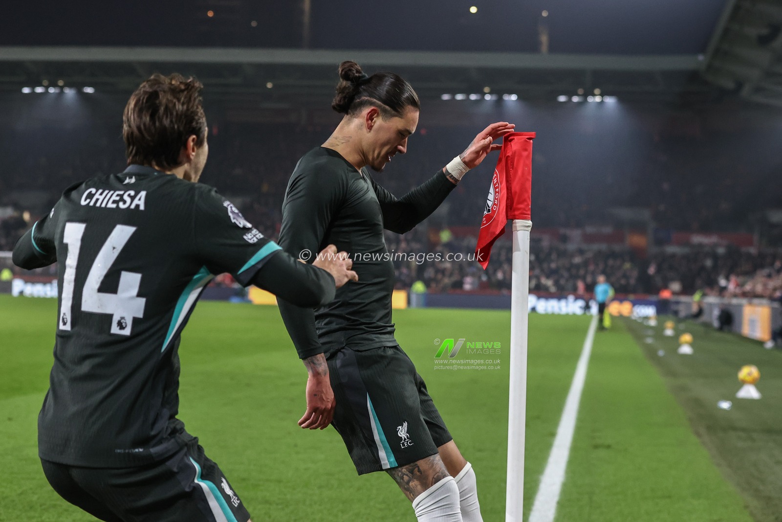 Darwin NÃºÃ±ez of Liverpool celebrates his goal to make it 0-1 during the Premier League match Brentford vs Liverpool at The Gtech Community Stadium, London, United Kingdom, 18th January 2025

(Photo by Alfie Cosgrove/News Images)