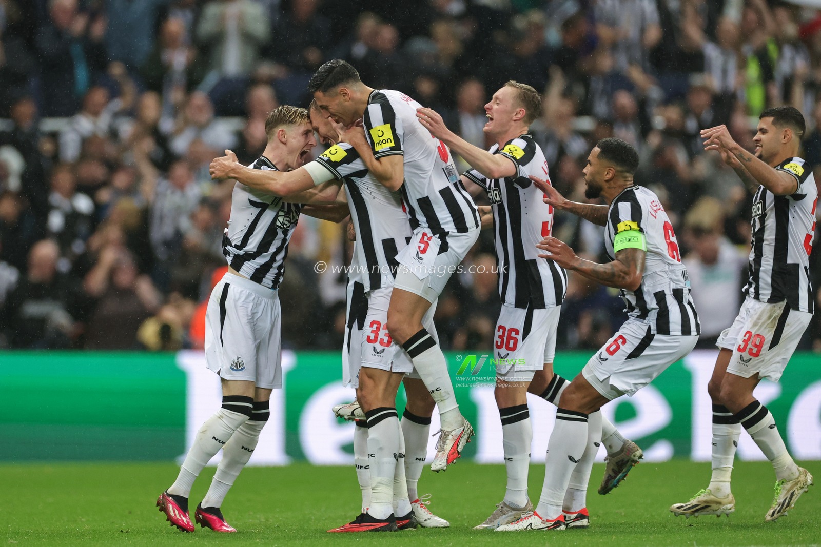 Dan Burn #33 of Newcastle United celebrates his goal to make it 2-0 during the UEFA Champions League match Newcastle United vs Paris Saint-Germain at St. James's Park, Newcastle, United Kingdom, 4th October 2023

(Photo by Mark Cosgrove/News Images)