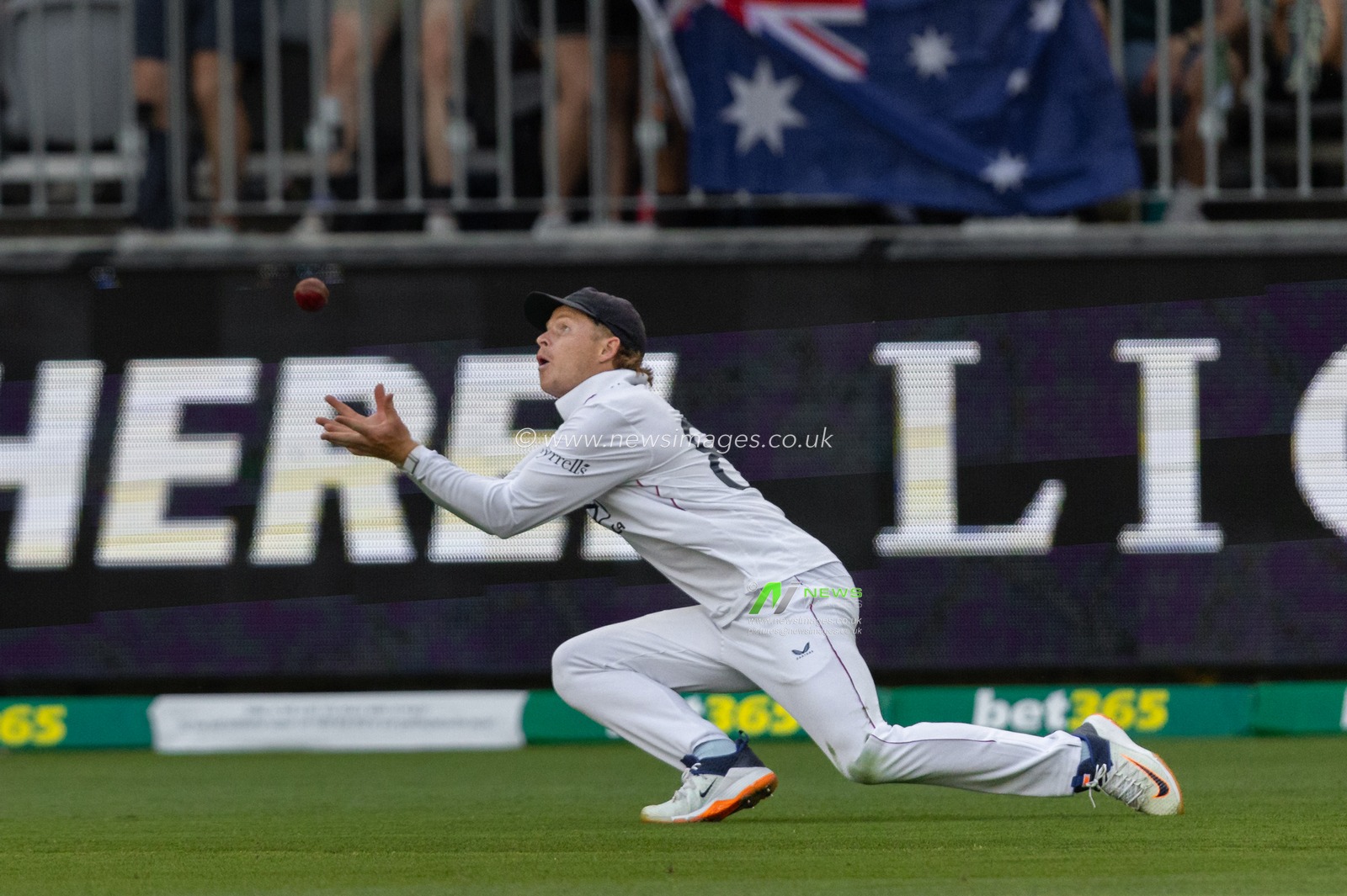Ollie Pope of England dives to catch the ball during the NRMA Insurance Ashes First Test Day 2 Australia vs England at Optus Stadium, Perth, Australia, 22nd November 2025

(Photo by Santanu Banik/News Images)

*** GER AUT SUI OUT ***