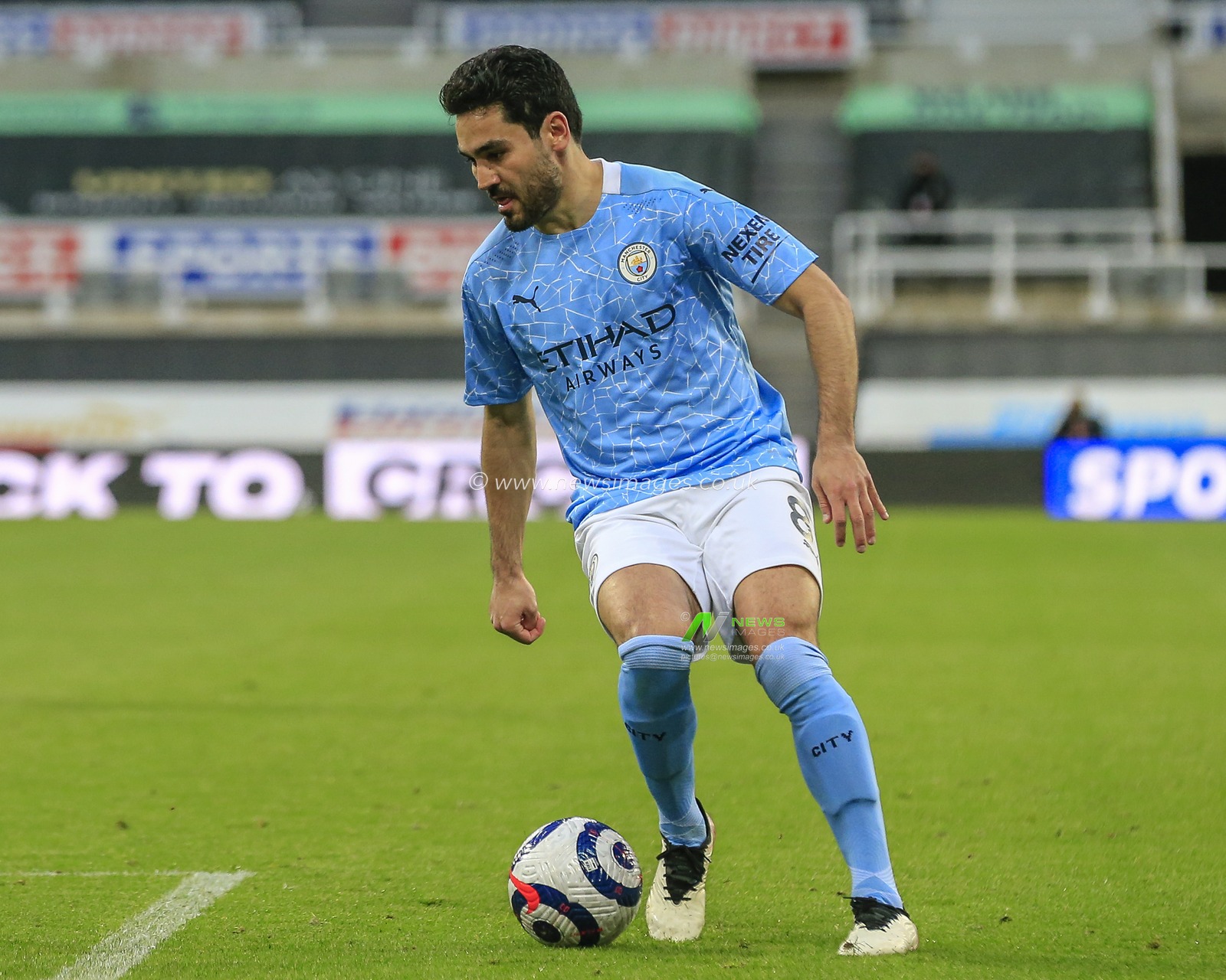 Ä°lkay GÃ¼ndoÄŸan #8 of Manchester City in possession of the ball