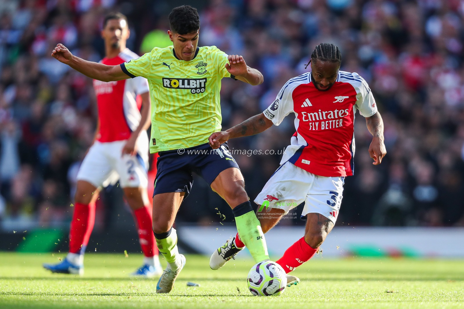 Raheem Sterling of Arsenal is put under pressure by Mateus Fernandes of Southampton during the Premier League match Arsenal vs Southampton at Emirates Stadium, London, United Kingdom, 5th October 2024

(Photo by Izzy Poles/News Images)