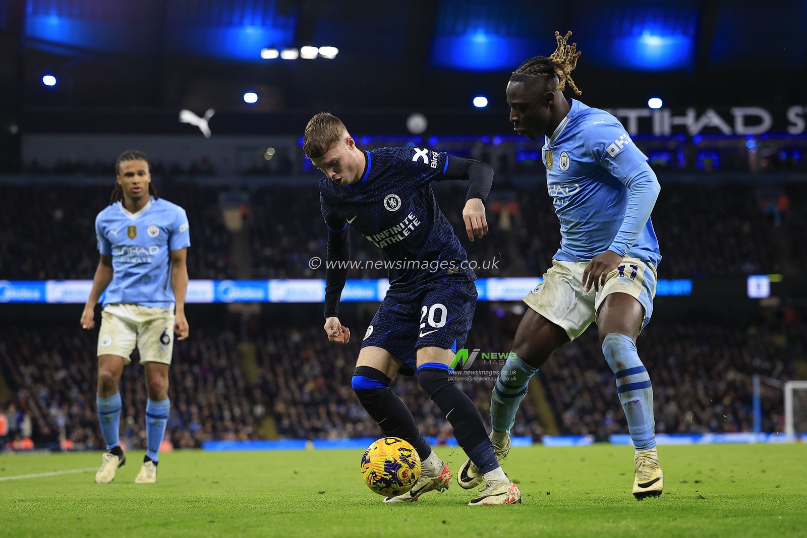 Cole Palmer of Chelsea and Jeremy Doku of Manchester City challenge for the ball during the Premier League match Manchester City vs Chelsea at Etihad Stadium, Manchester, United Kingdom, 17th February 2024

(Photo by Conor Molloy/News Images)