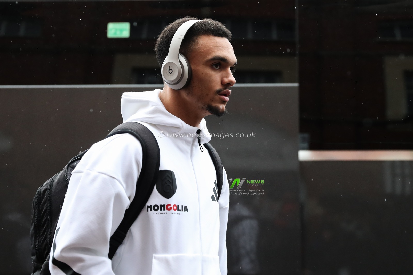 Antonee Robinson of Fulham arrives ahead of the Premier League match Fulham vs Arsenal at Craven Cottage, London, United Kingdom, 8th December 2024

(Photo by Gareth Evans/News Images)