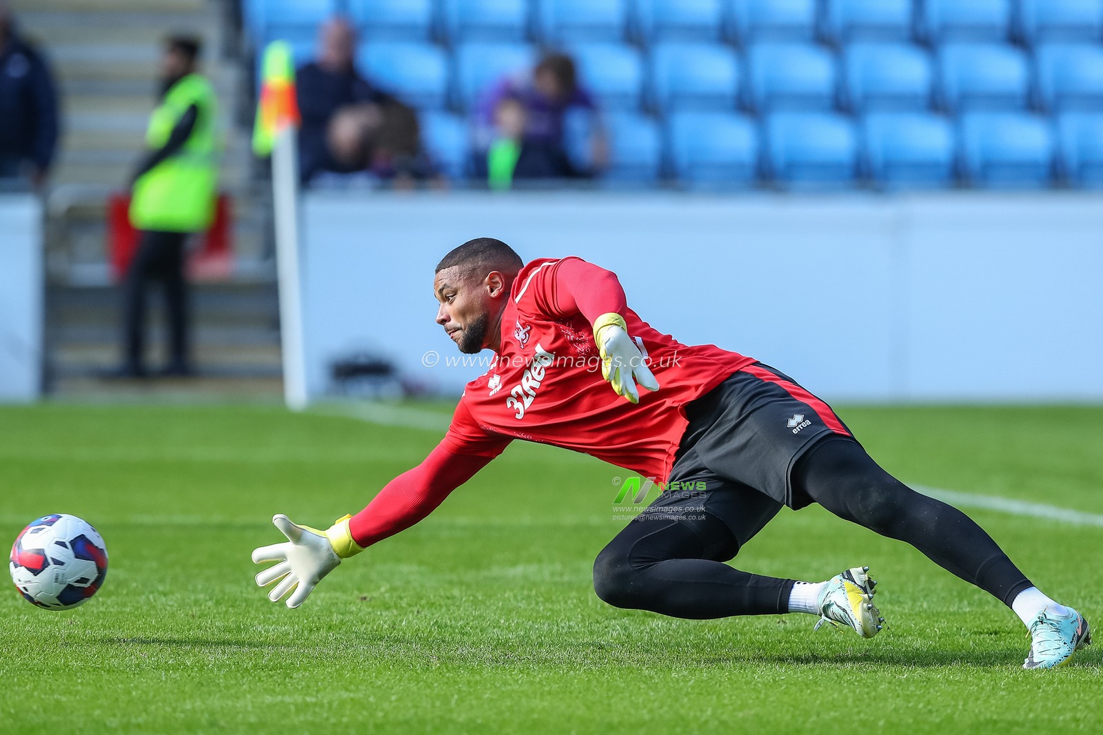 Zack Steffen #1 of Middlesbrough during the pre-game warm up ahead of the Sky Bet Championship match Coventry City vs Middlesbrough at Coventry Building Society Arena, Coventry, United Kingdom, 1st October 2022

(Photo by Gareth Evans/News Images)