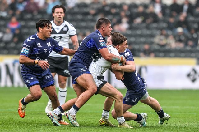 Logan Moy of Hull FC is tackled by Henry O'Kane of Toulouse Olympique during the Betfred Super League round 10 match Hull FC vs Toulouse Olympique at MKM Stadium, Hull, United Kingdom on 03 May 2026

(Photo by Alfie Cosgrove/News Images)