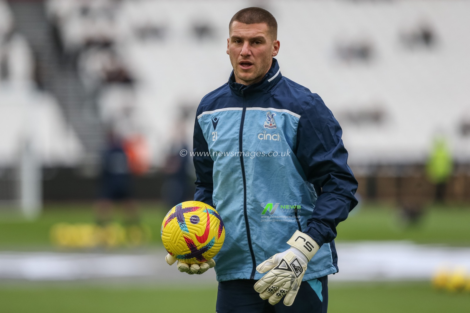 Sam Johnstone #21 of Crystal Palace during the pre-game warm up ahead of the Premier League match West Ham United vs Crystal Palace at London Stadium, London, United Kingdom, 6th November 2022

(Photo by Arron Gent/News Images)
