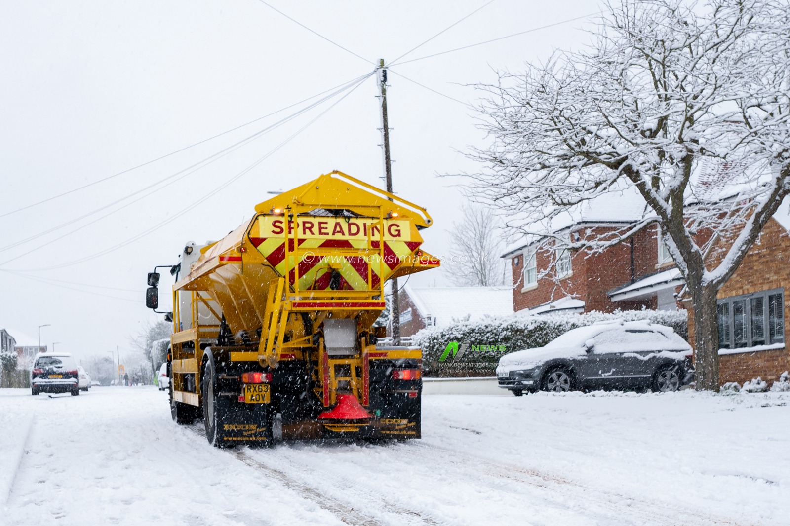 Heavy Snow fell this morning in Harpenden, Hertfordshire. The gritters were out trying to ensure the side roads keep clear