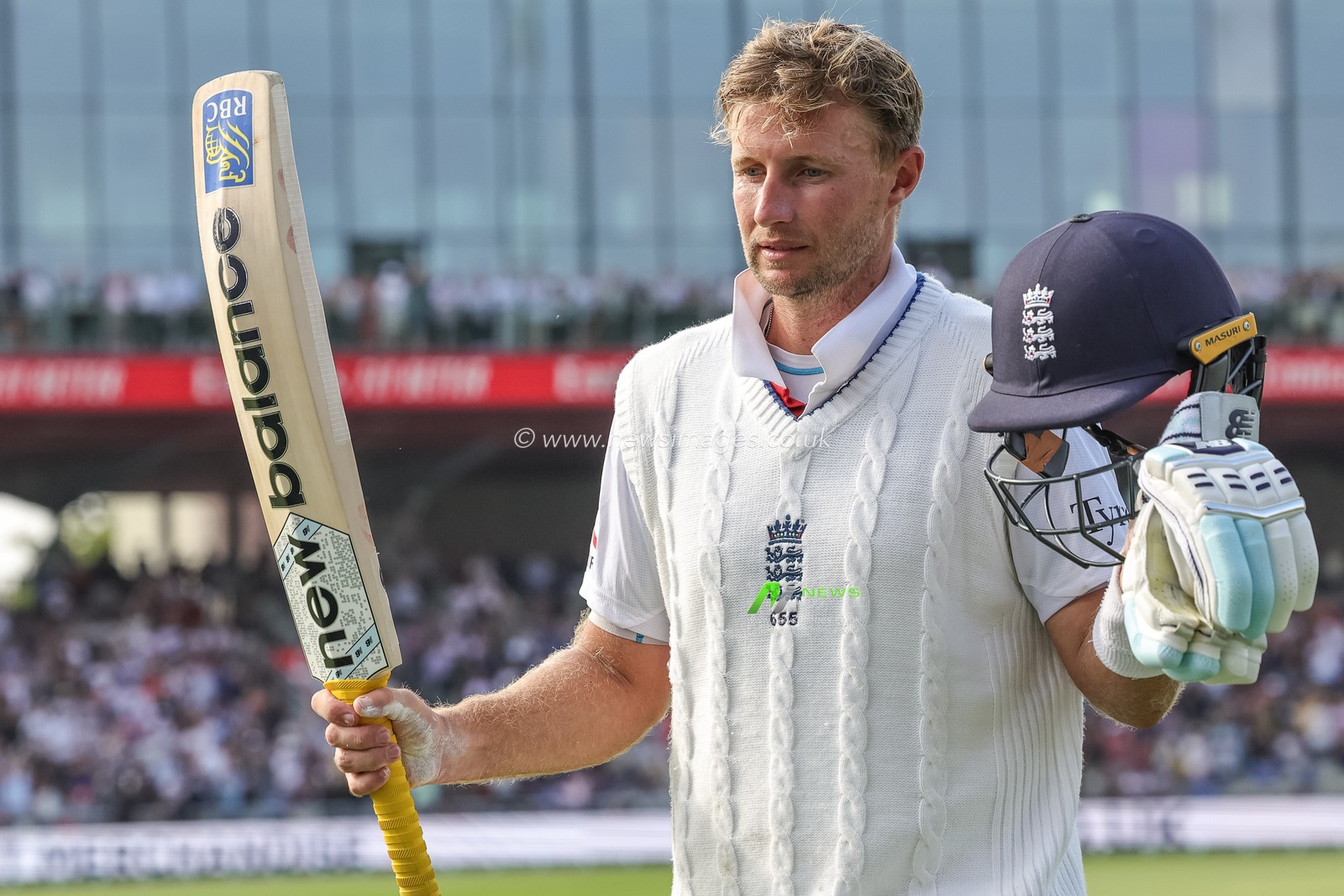 Joe Root of England leaves the field of play to a standing ovation after he’s dismissed on 150 runs during the 4th Rothesay Test Match match Day 3 England vs India at Old Trafford Cricket Ground, Manchester, United Kingdom, 25th July 2025

(Photo by Mark Cosgrove/News Images)