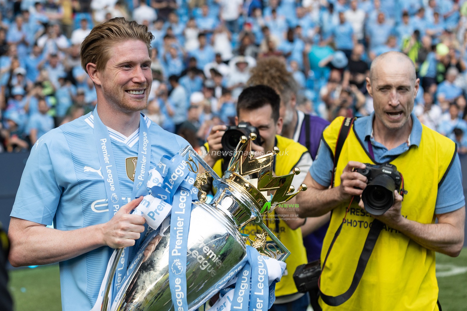 Kevin De Bruyne of Manchester City with the Premier League Trophy during the Premier League match Manchester City vs West Ham United at Etihad Stadium, Manchester, United Kingdom, 19th May 2024

(Photo by Mark Cosgrove/News Images)