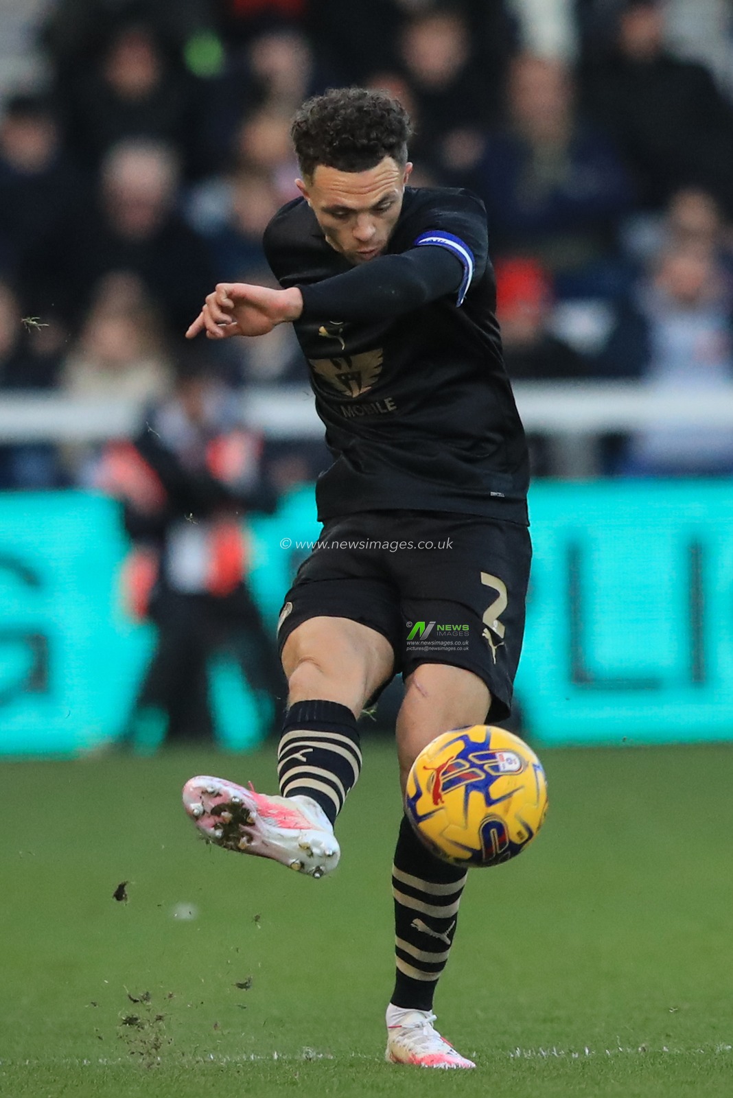Jordan Williams #2 of Barnsley passes the ball during the Sky Bet League 1 match Lincoln City vs Barnsley at Gelder Group Sincil Bank Stadium, Lincoln, United Kingdom, 25th November 2023

(Photo by Alfie Cosgrove/News Images)