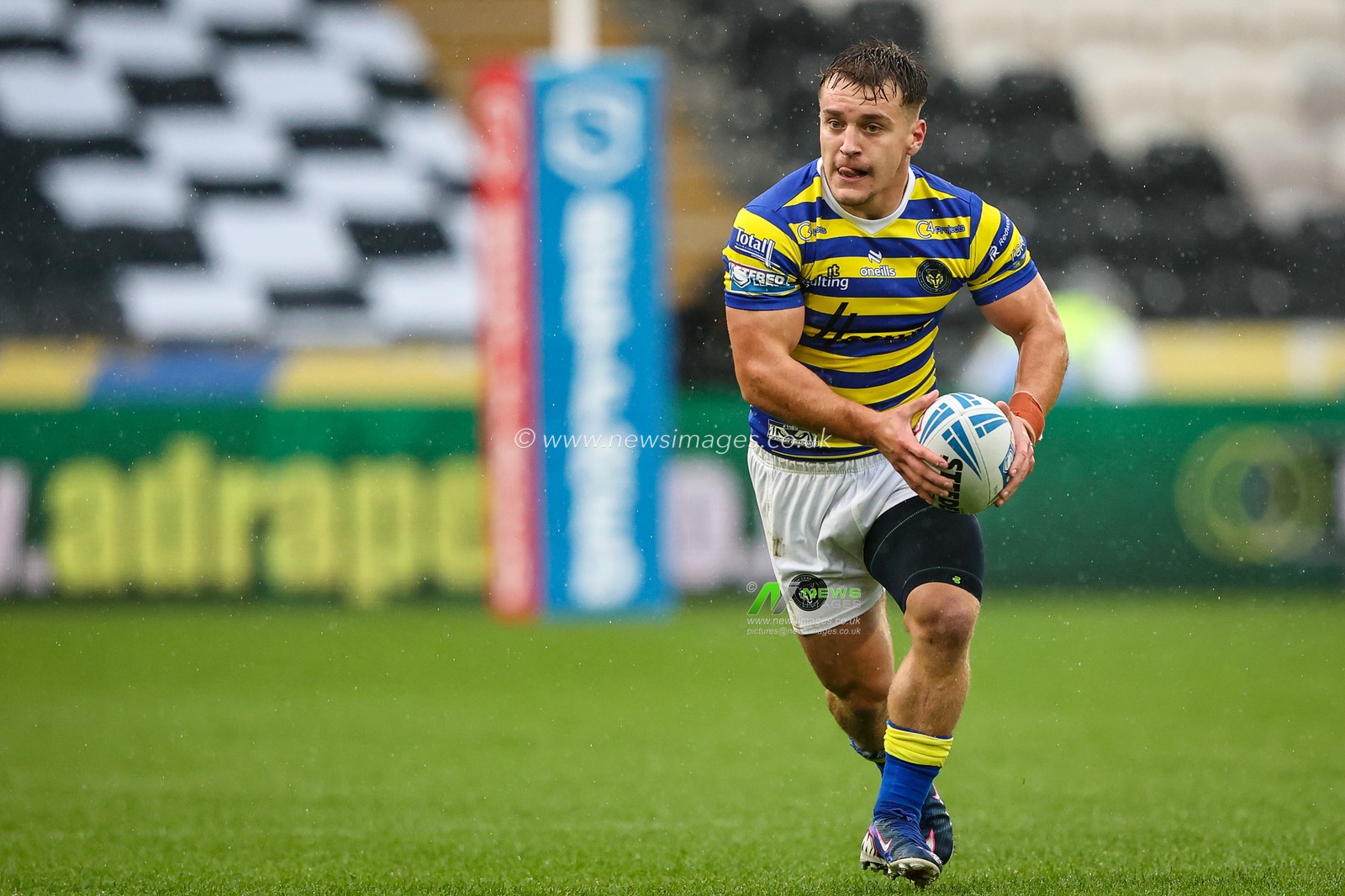Leon Hayes of Warrington Wolves breaks with the ball during the Betfred Super League round 25 match Hull FC vs Warrington Wolves at MKM Stadium, Hull, United Kingdom on 29 August 2026

(Photo by Alfie Cosgrove/News Images)
