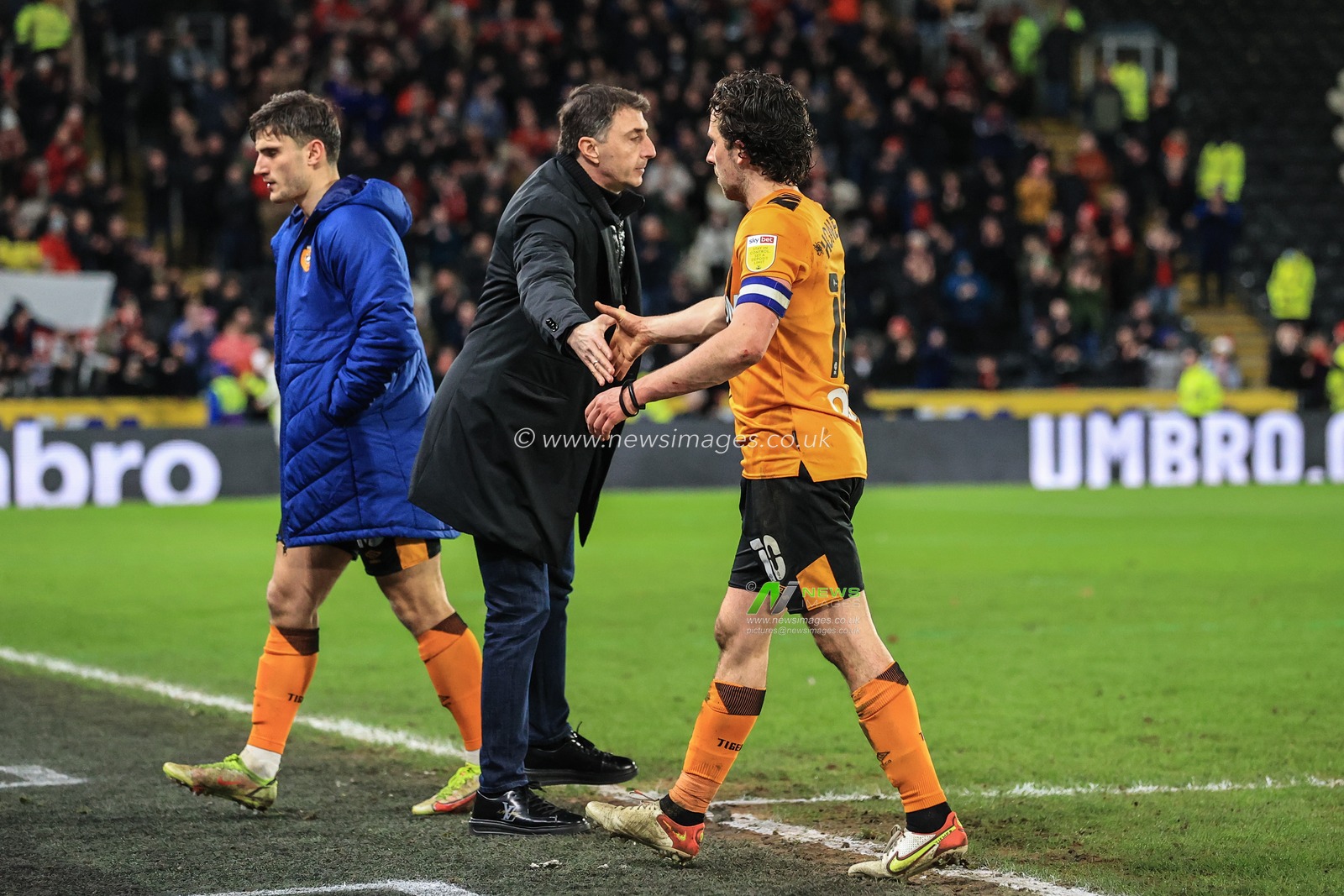 Shota Arveladze manager of Hull City shakes hands with George Honeyman #10 of Hull City