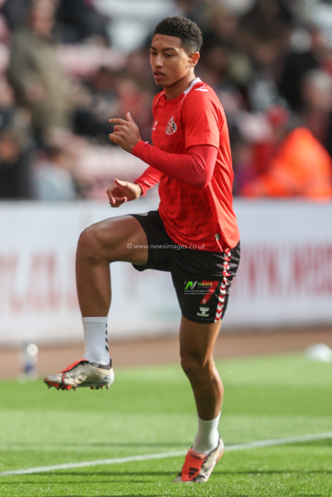 Jobe Bellingham of Sunderland in the pregame warmup session during the Sky Bet Championship match Sunderland vs Oxford United at Stadium Of Light, Sunderland, United Kingdom, 26th October 2024

(Photo by Alfie Cosgrove/News Images)